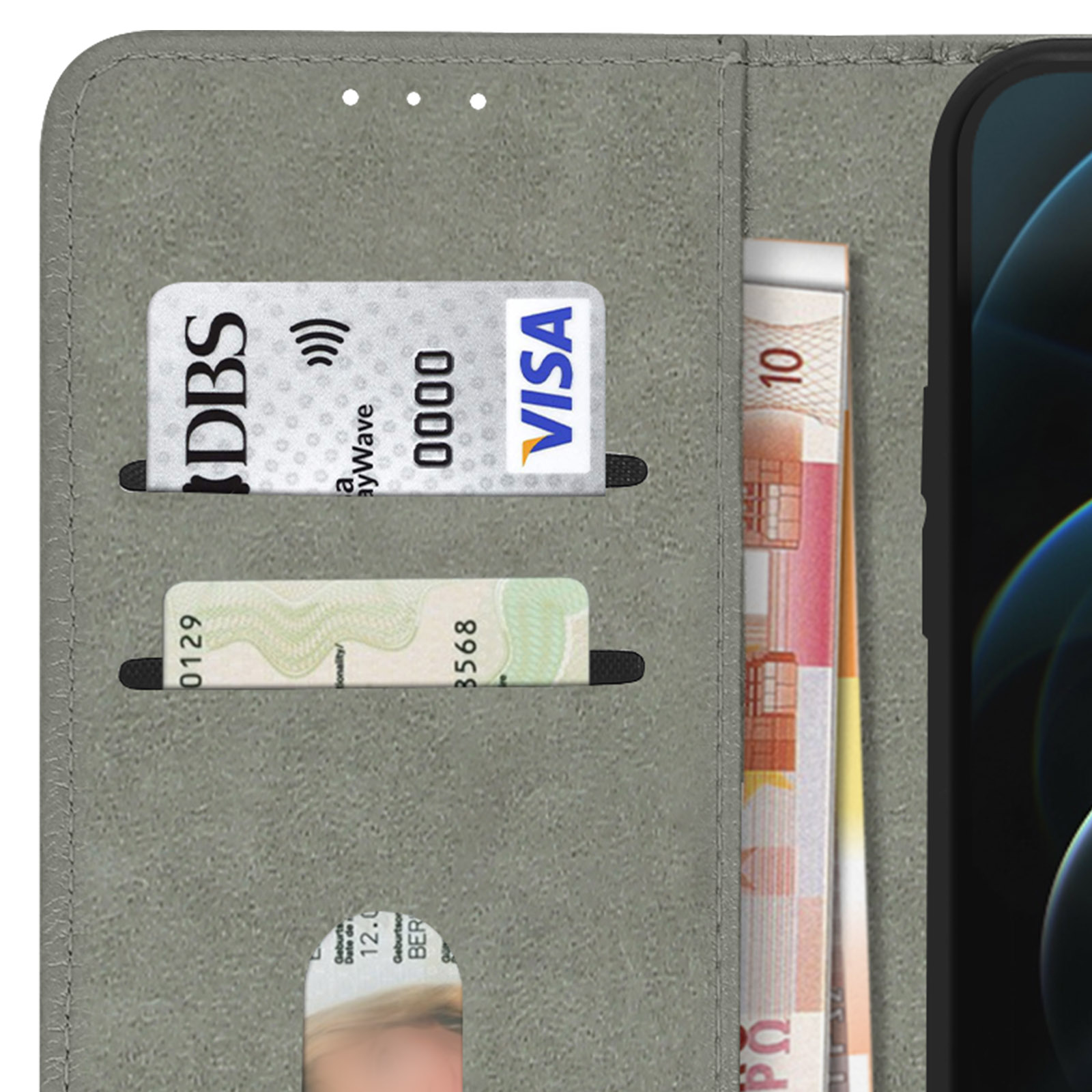 Nahaufnahme eines Handyhüllen-Innenraums mit Karten und Geld in den Fächern.