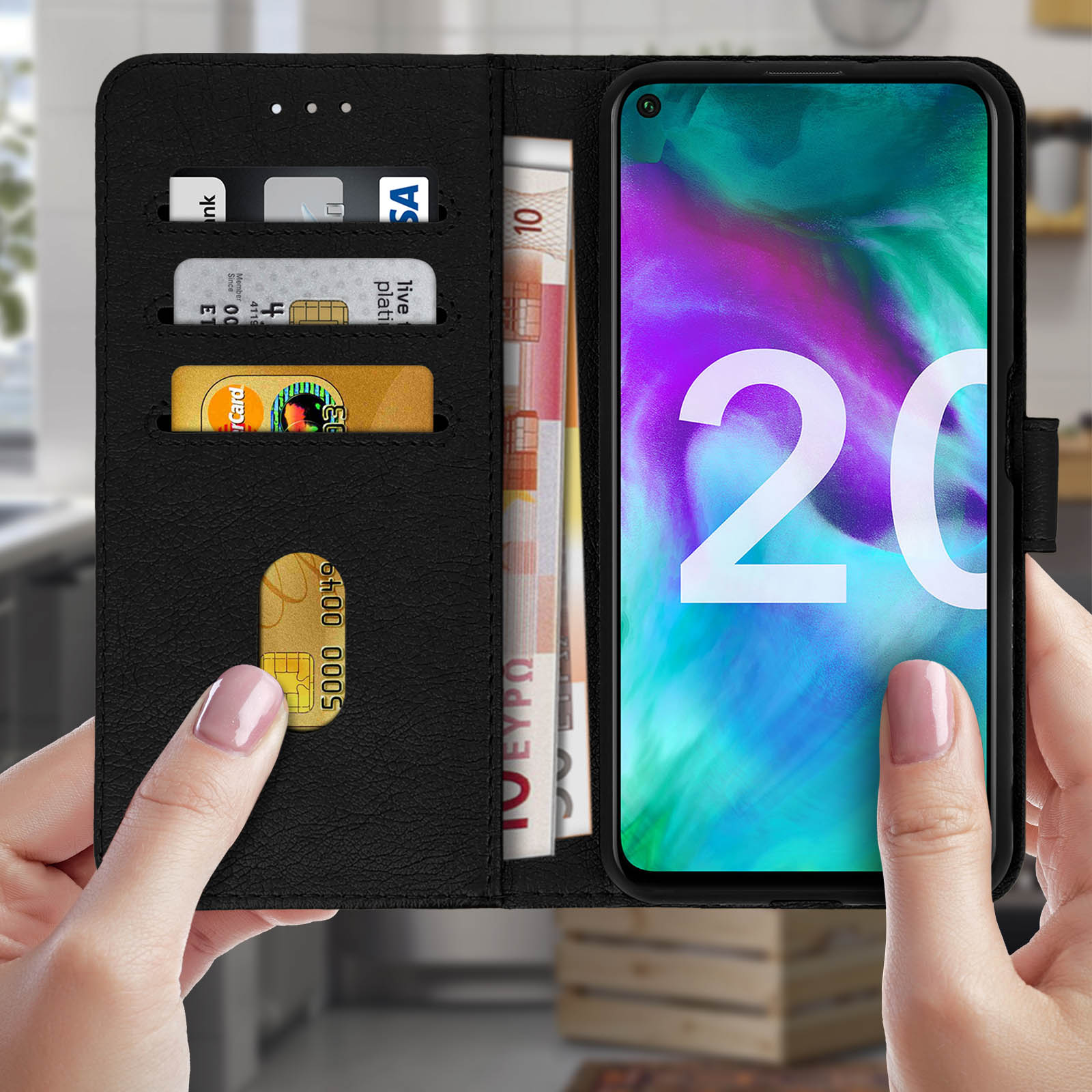 Manos sosteniendo una funda de teléfono con un teléfono que muestra el número 20. Hay tarjetas y dinero dentro.