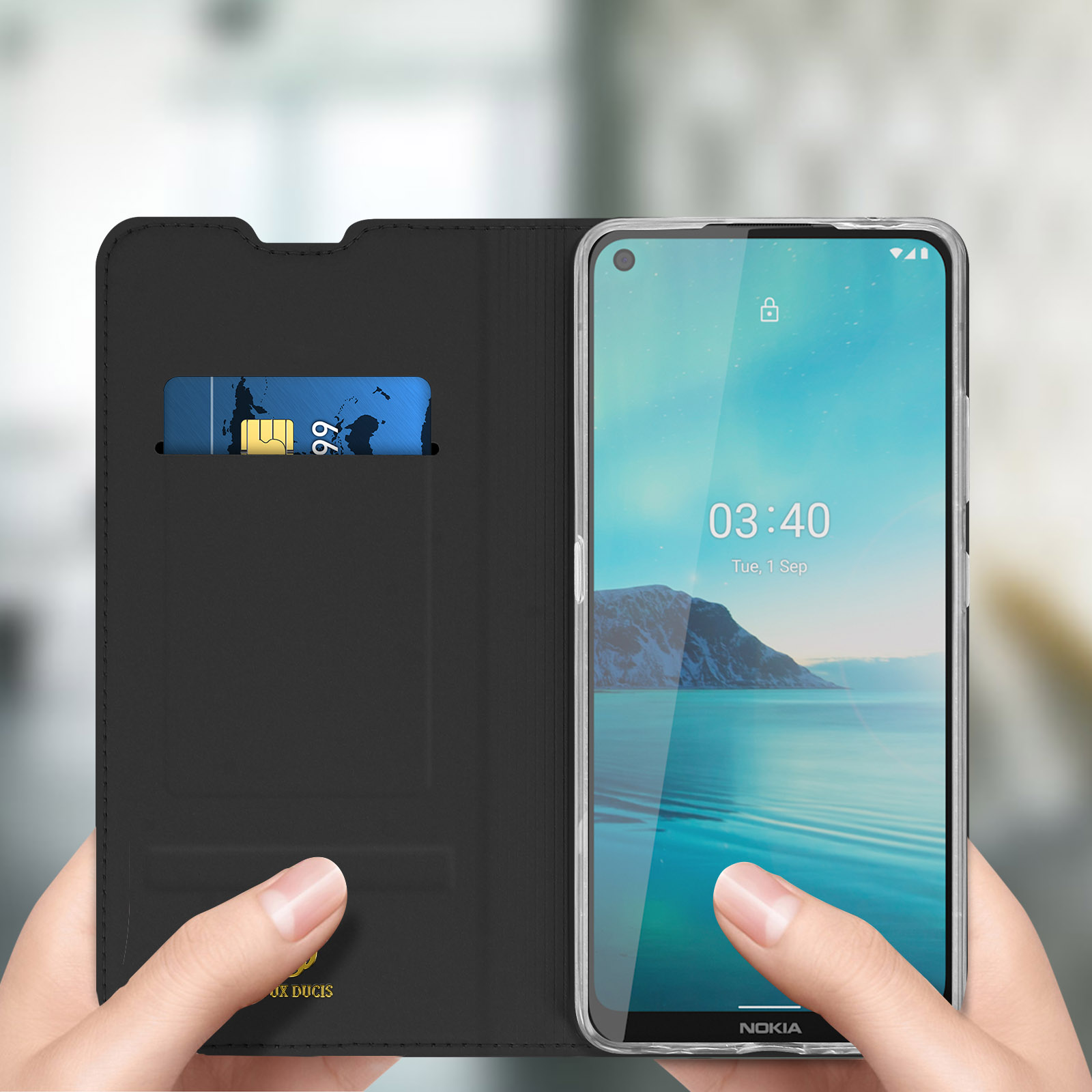 Un telefono in una custodia con una carta nel portacarte e l'ora visualizzata.