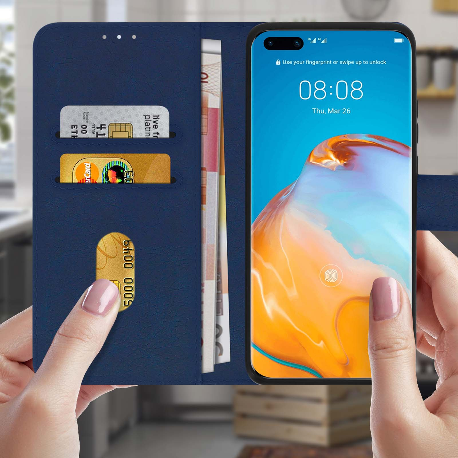 Un telefono in una custodia a portafoglio blu. Carte di credito e denaro negli slot. Mano che lo tiene.