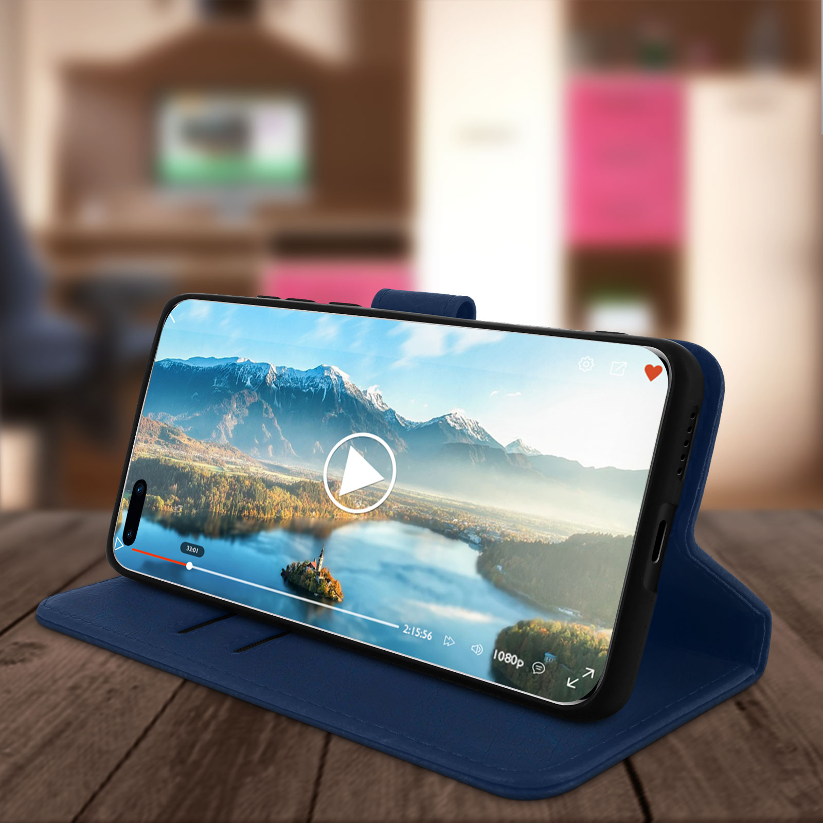 Telefono in custodia blu riproduce video. La scena è un paesaggio con un fiume.