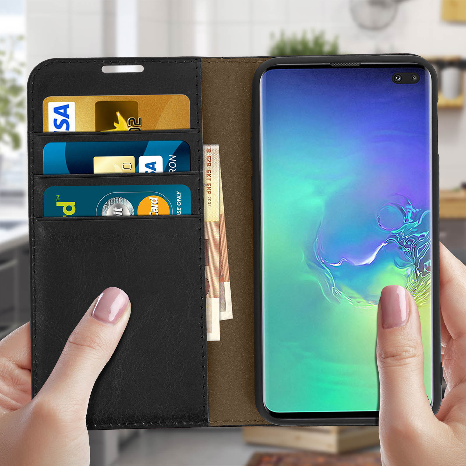 Mani che tengono una custodia con carte e denaro all'interno. Il telefono è visibile.
