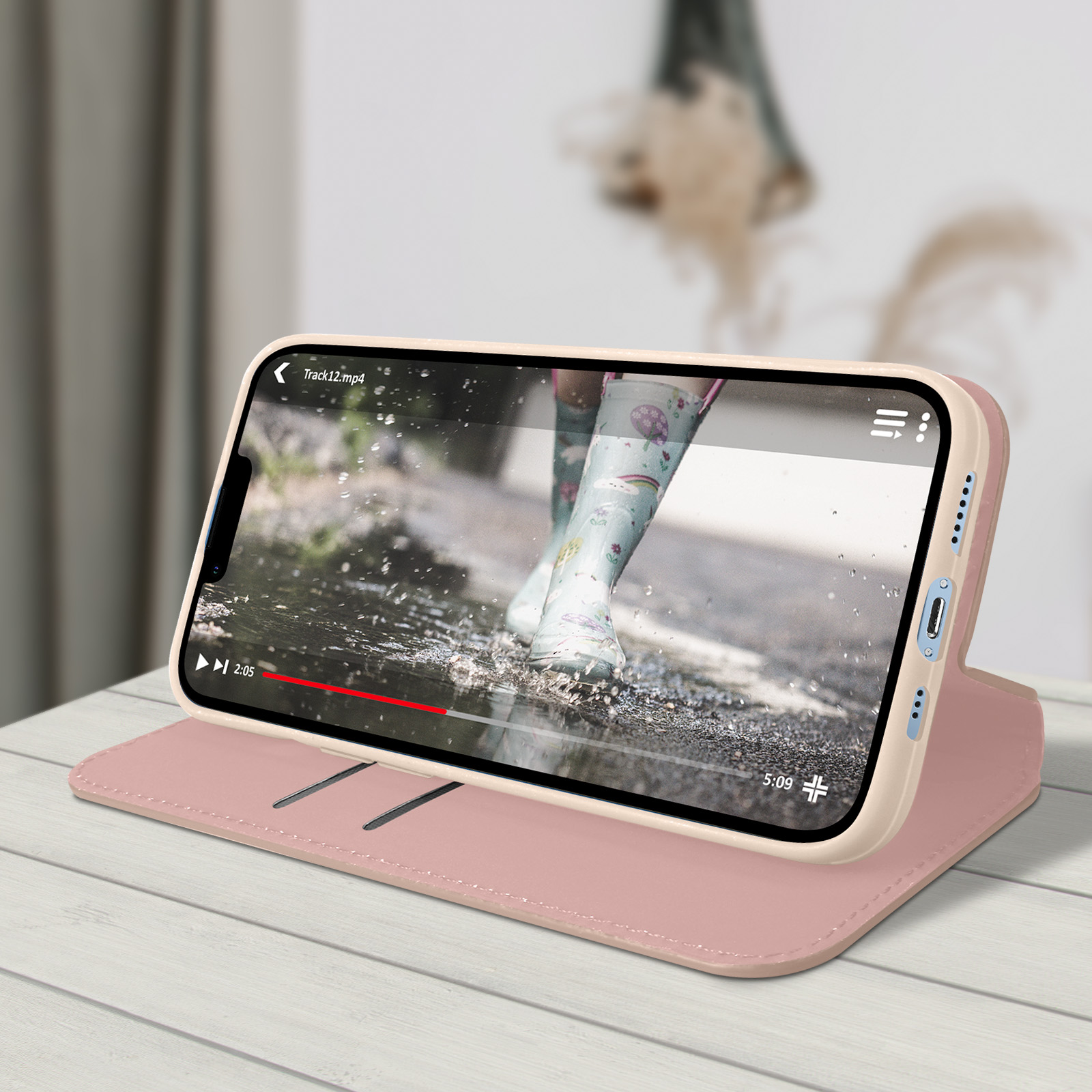 Roze telefoonhoes met video die afspeelt. Persoon met laarzen in de video.