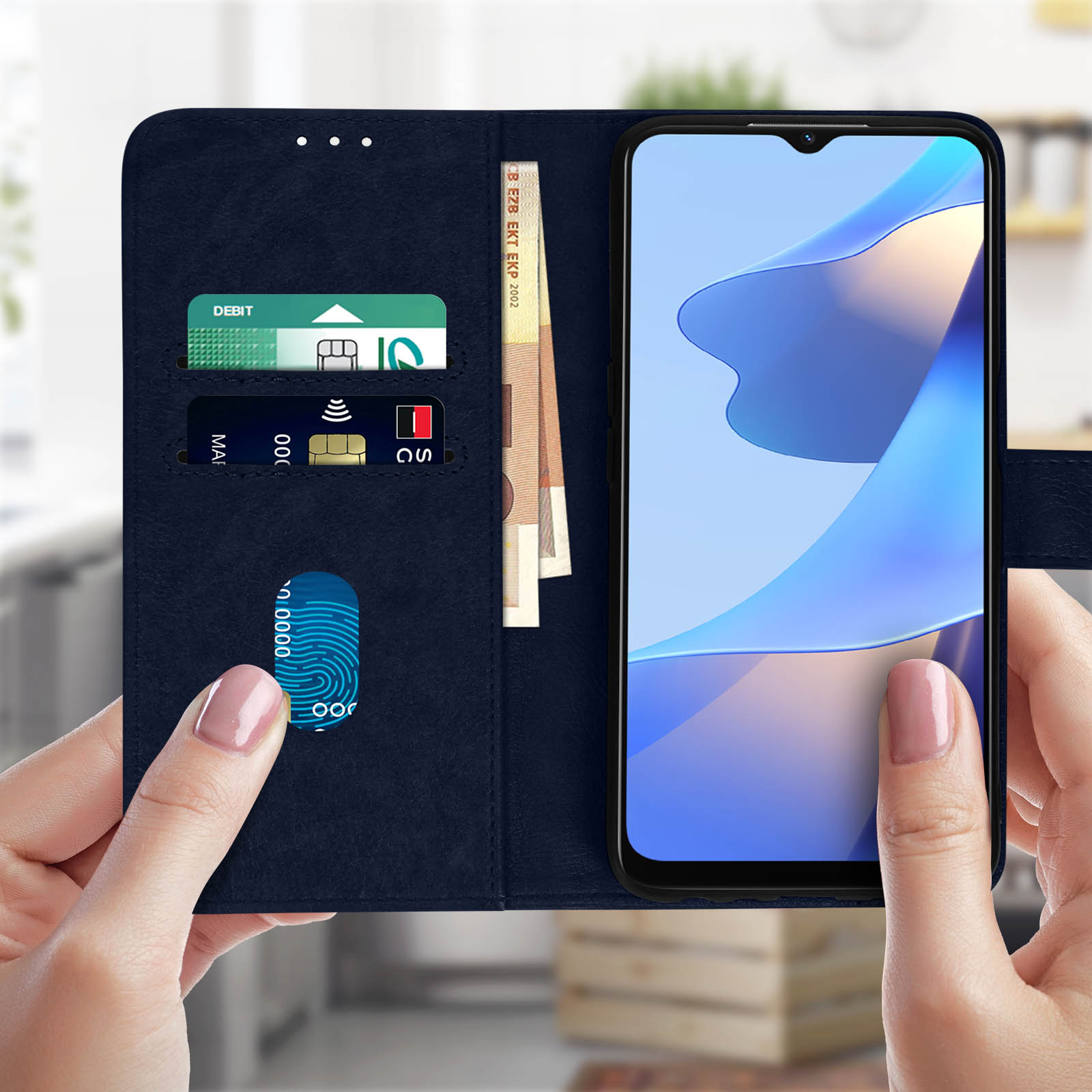 Un portefeuille de téléphone bleu foncé ouvert, montrant un téléphone, des cartes et de l'argent.