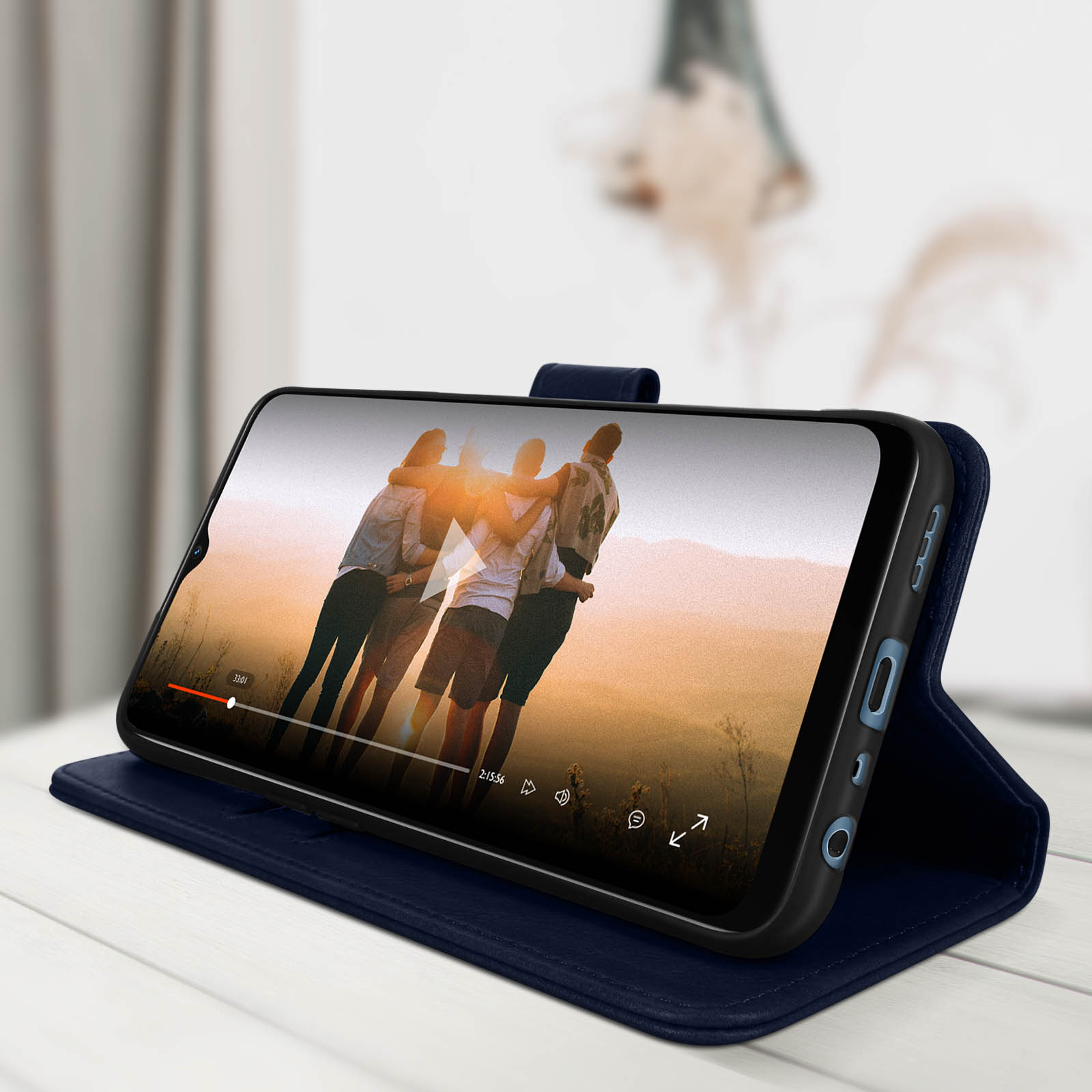 Étui de téléphone bleu marine avec un smartphone montrant une vidéo de personnes qui s'embrassent.