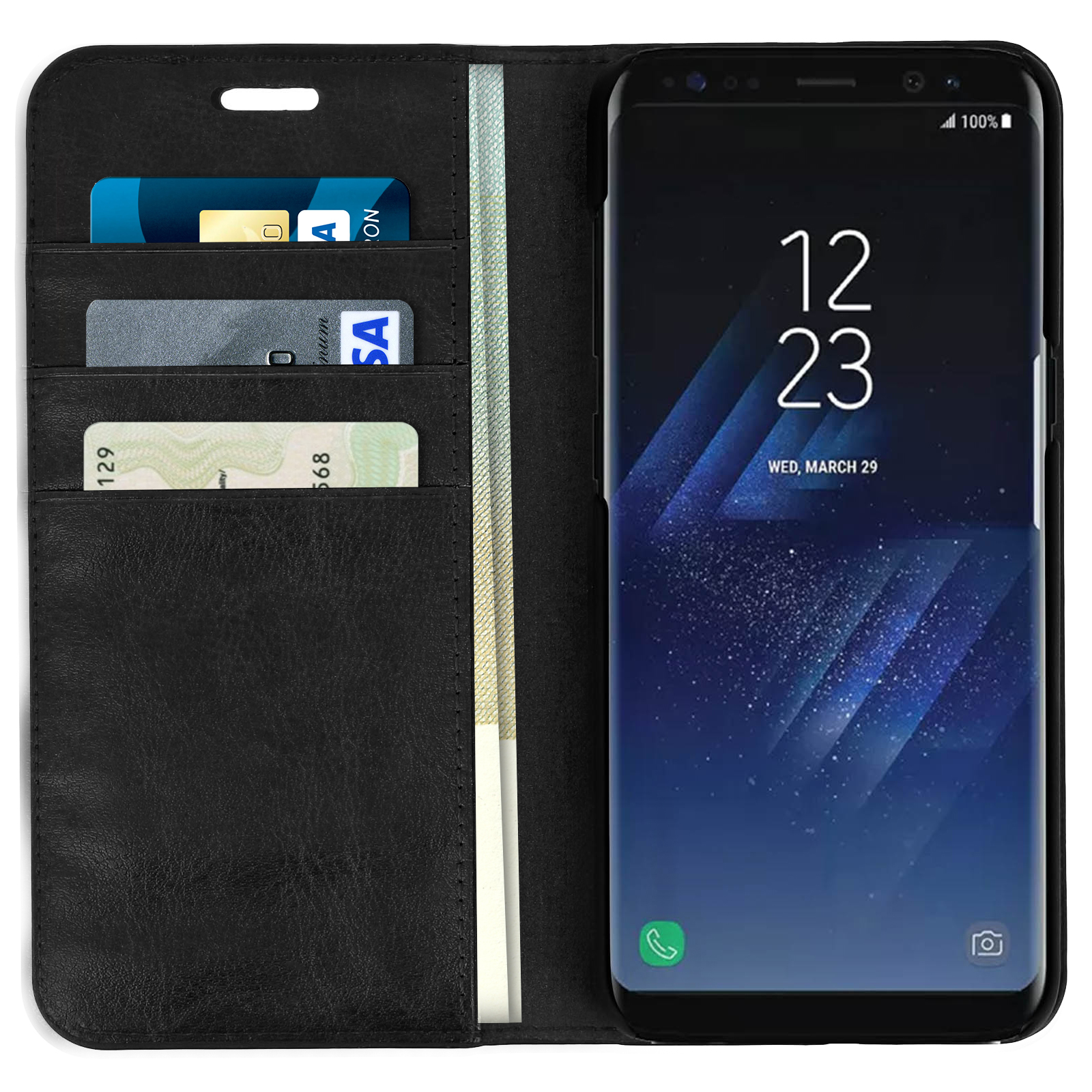 Custodia a portafoglio per telefono nera con carte di credito, contanti e un telefono che mostra l'ora. Primo piano.