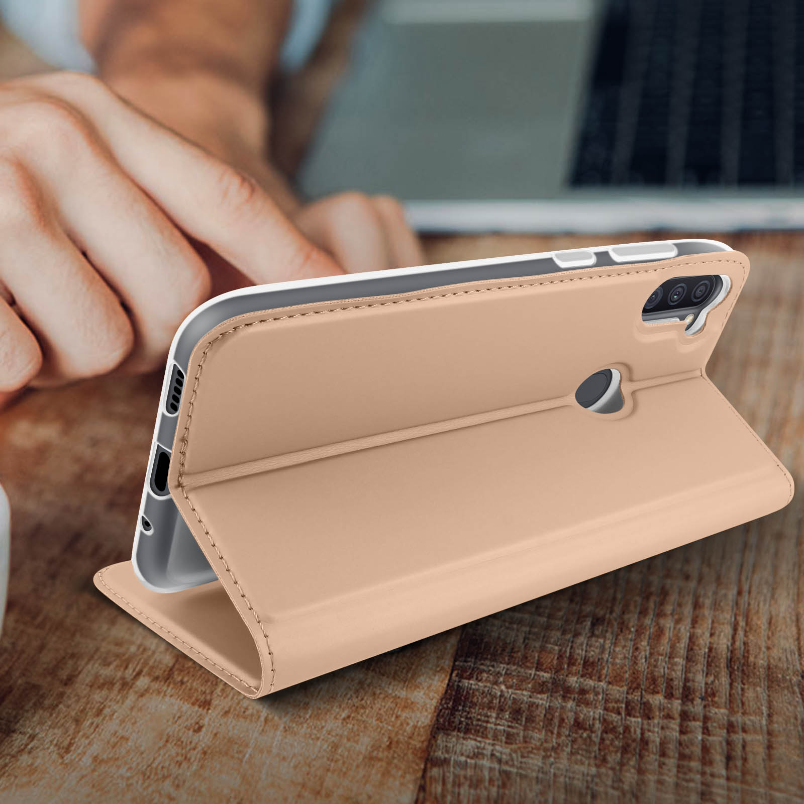 Custodia per telefono su un tavolo di legno. La custodia è aperta e lo schermo del telefono è visibile.