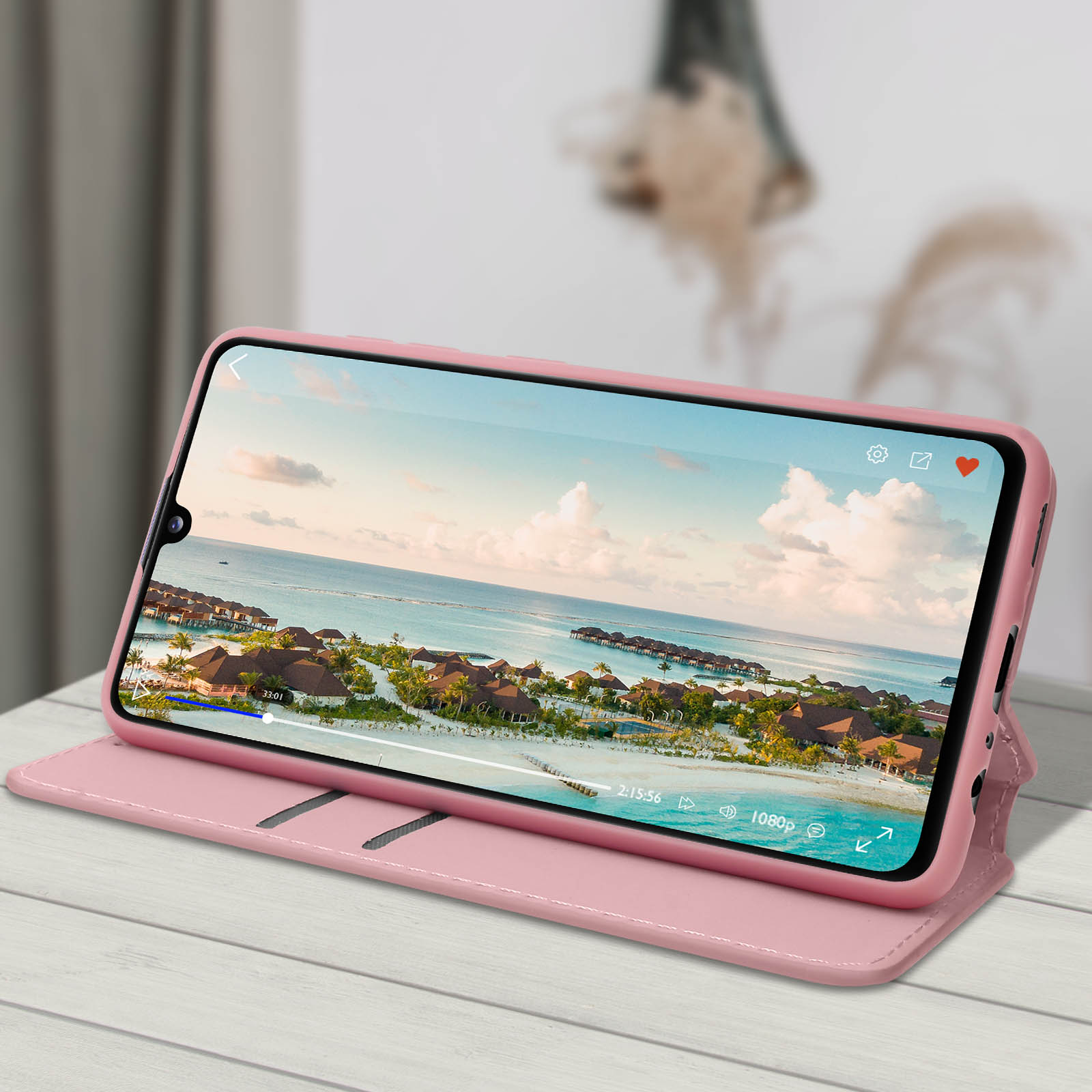 Funda rosa para teléfono con casas en la pantalla.