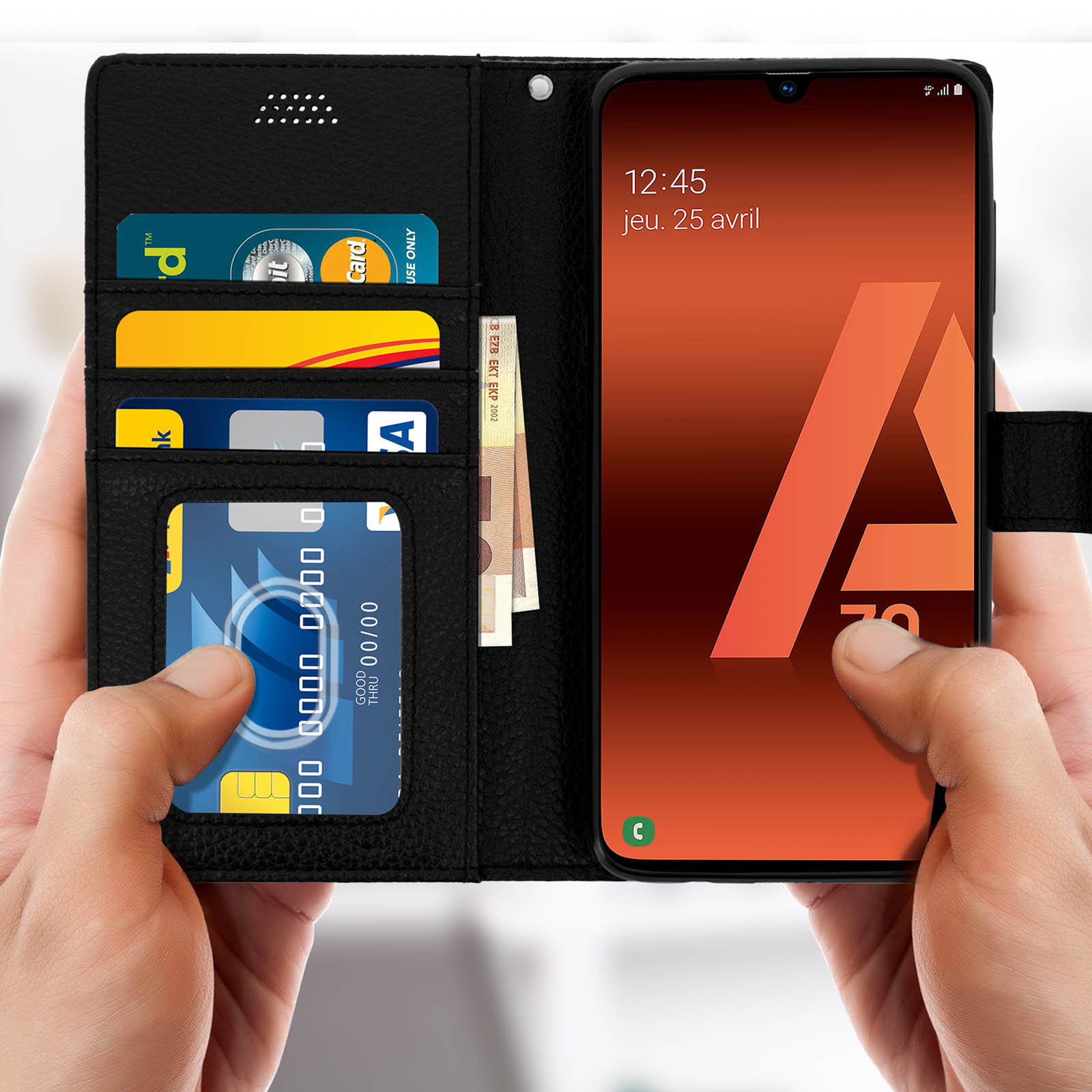 Un étui de téléphone en cuir noir de style portefeuille avec un téléphone affichant un écran d'accueil et des cartes à l'intérieur.