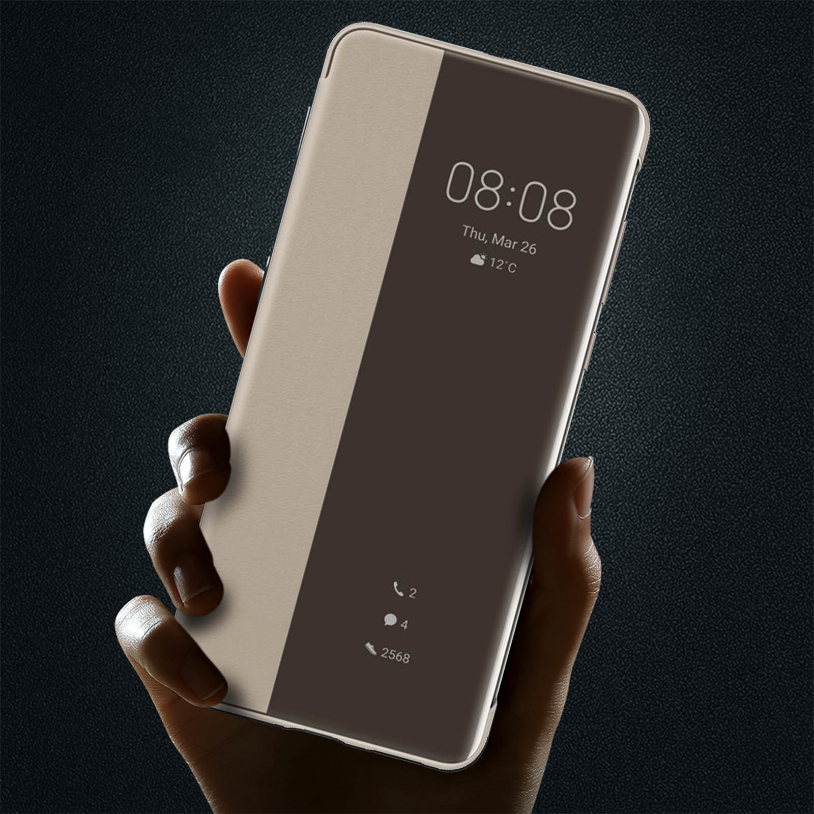 Una mano che tiene un telefono. Lo schermo mostra l'ora e le notifiche.