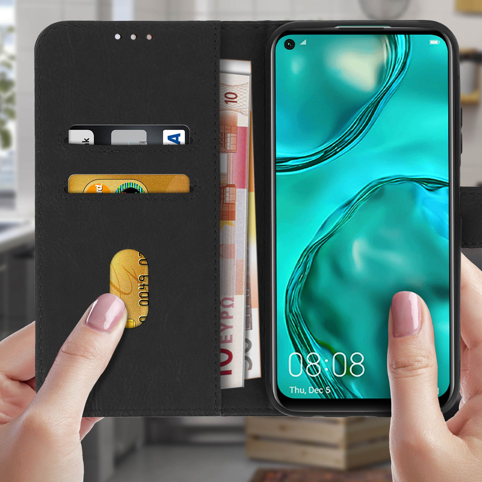Een telefoon in een zwarte portemonneehoes, geopend om kaarten, geld en het scherm van de telefoon te laten zien.