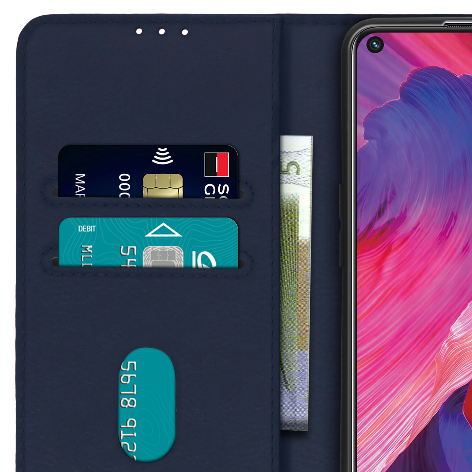 Un étui de téléphone bleu marine avec plusieurs emplacements pour cartes. Des cartes sont visibles dans les emplacements et un billet est glissé à l'intérieur.