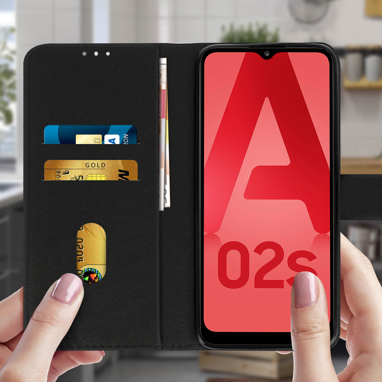 Custodia nera con telefono, carte e mani che lo tengono.
