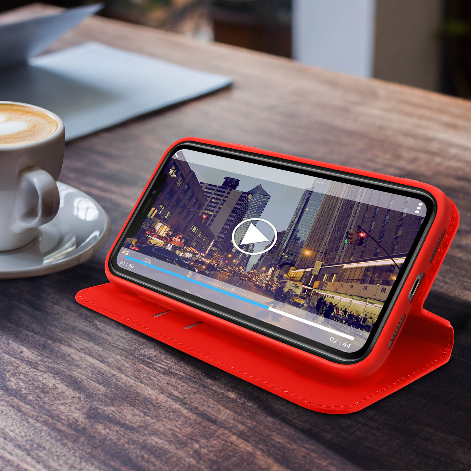 Una custodia rossa aperta, che mostra un video in riproduzione.