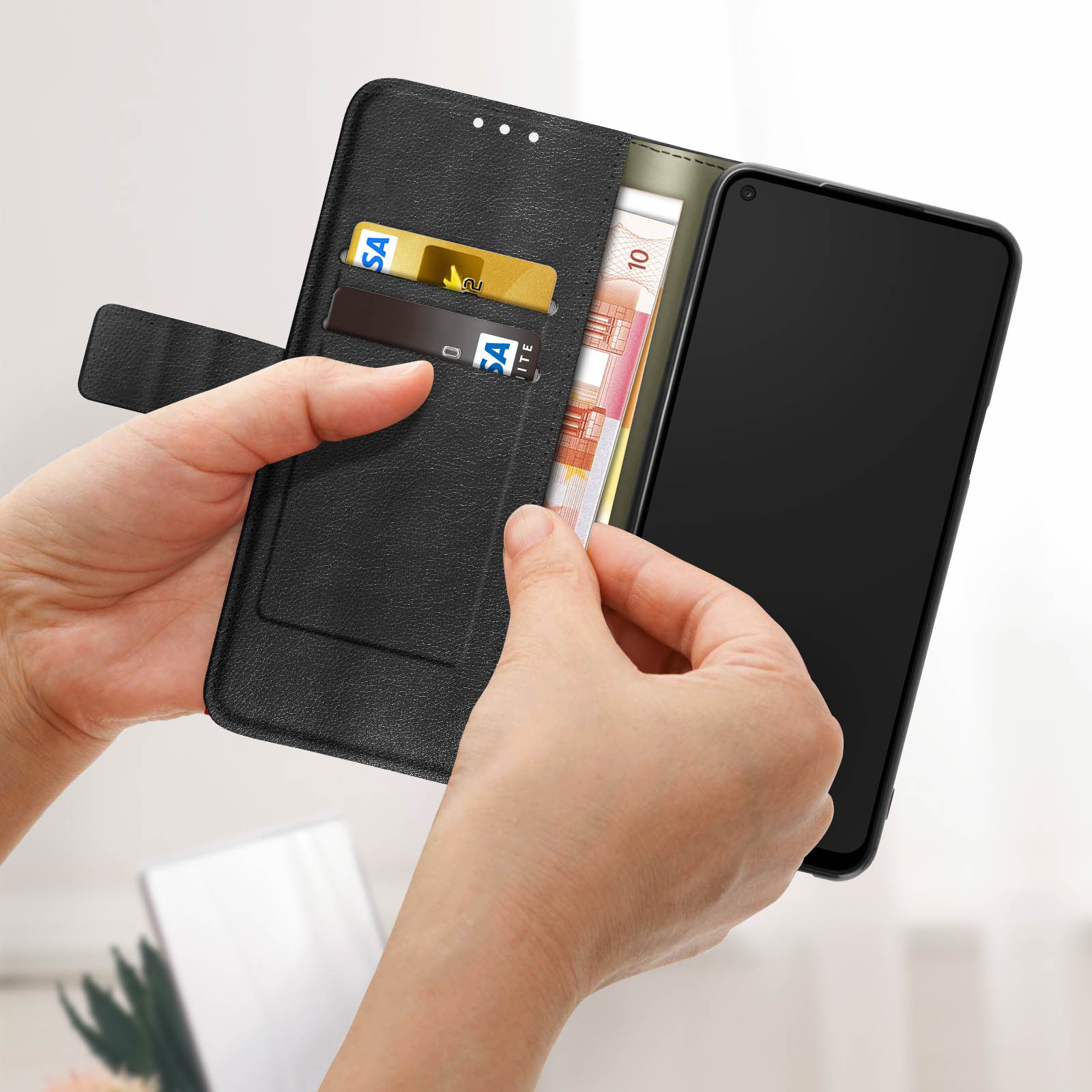 Le mani aprono una custodia a portafoglio nera. Sono visibili carte di credito, denaro e un telefono.