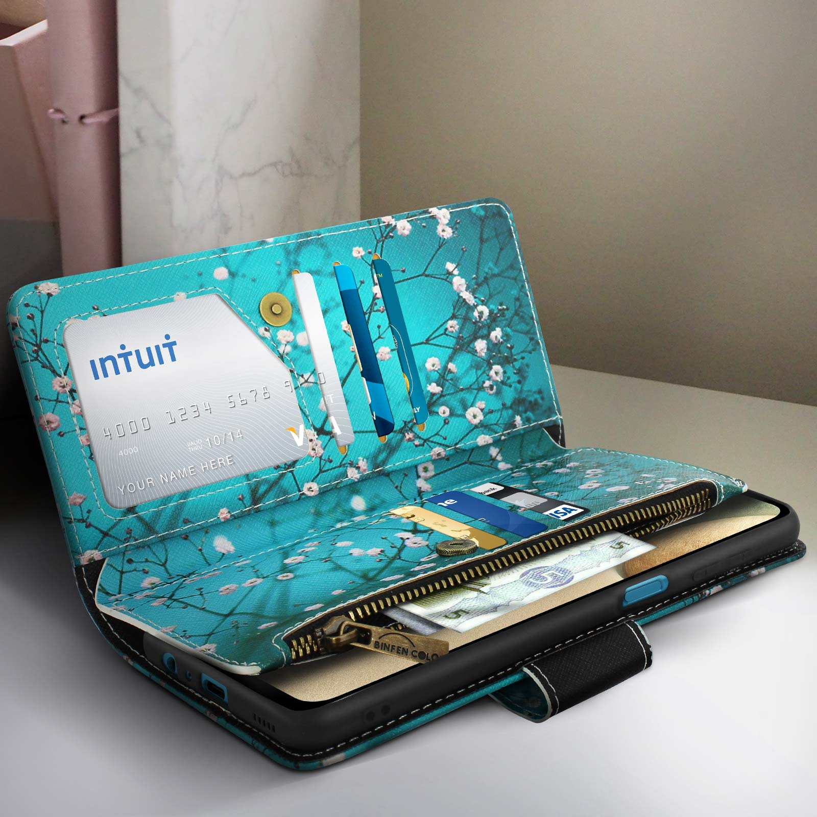 Custodia per telefono con un design floreale, che mostra carte, denaro e un telefono con uno schermo colorato.