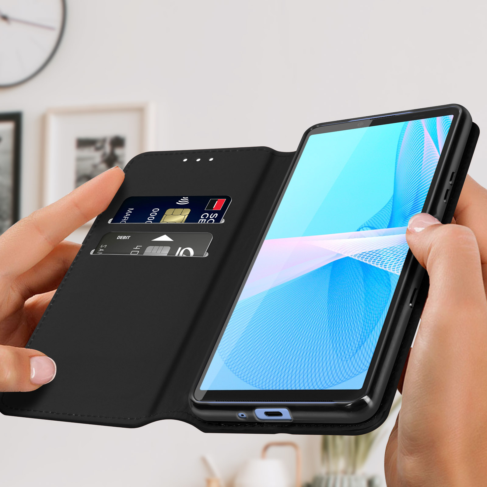 Mani che tengono un telefono che mostra uno schermo con carte.