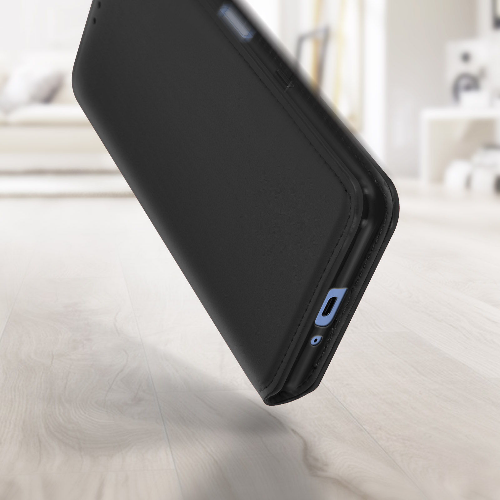 Una custodia nera per telefono, chiusa, leggermente angolata su uno sfondo chiaro.
