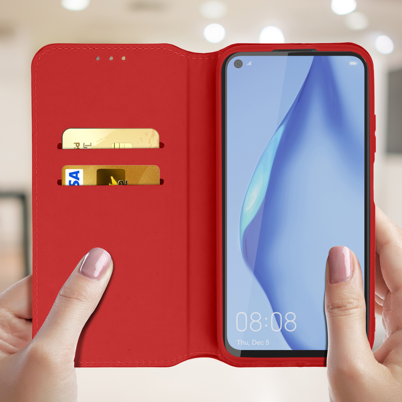 Una custodia rossa per telefono con carte all'interno. Il telefono mostra uno schermo blu con ora e data.