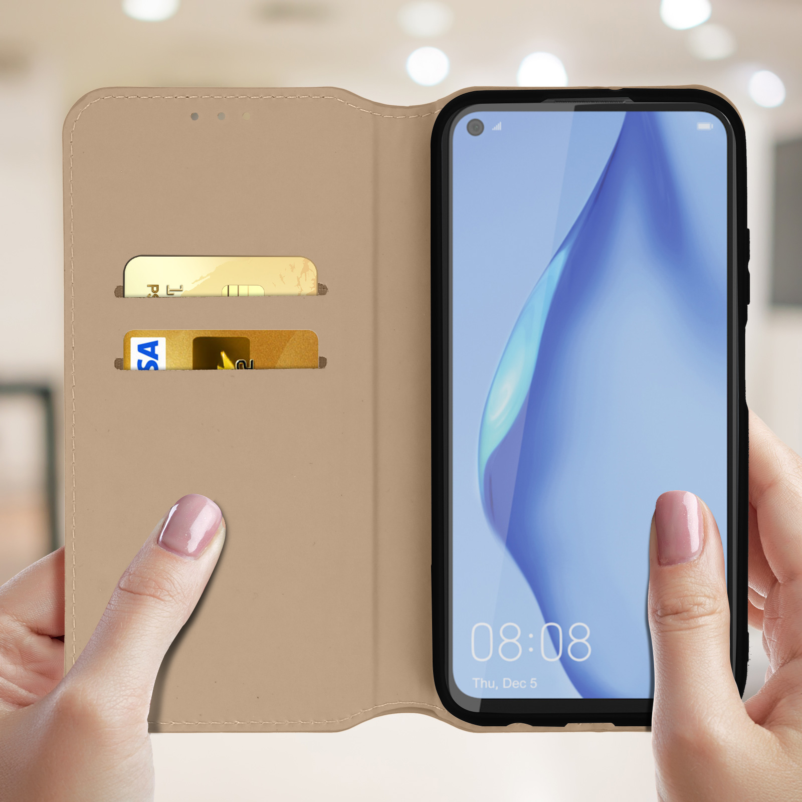 Een telefoon in een beige portemonneehoes, open. Kaarten zitten in de sleuven.