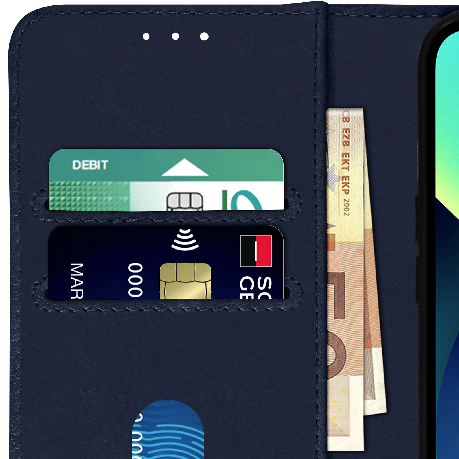 Una custodia per telefono che mostra carte e contanti. La custodia è blu navy con debito e credito.