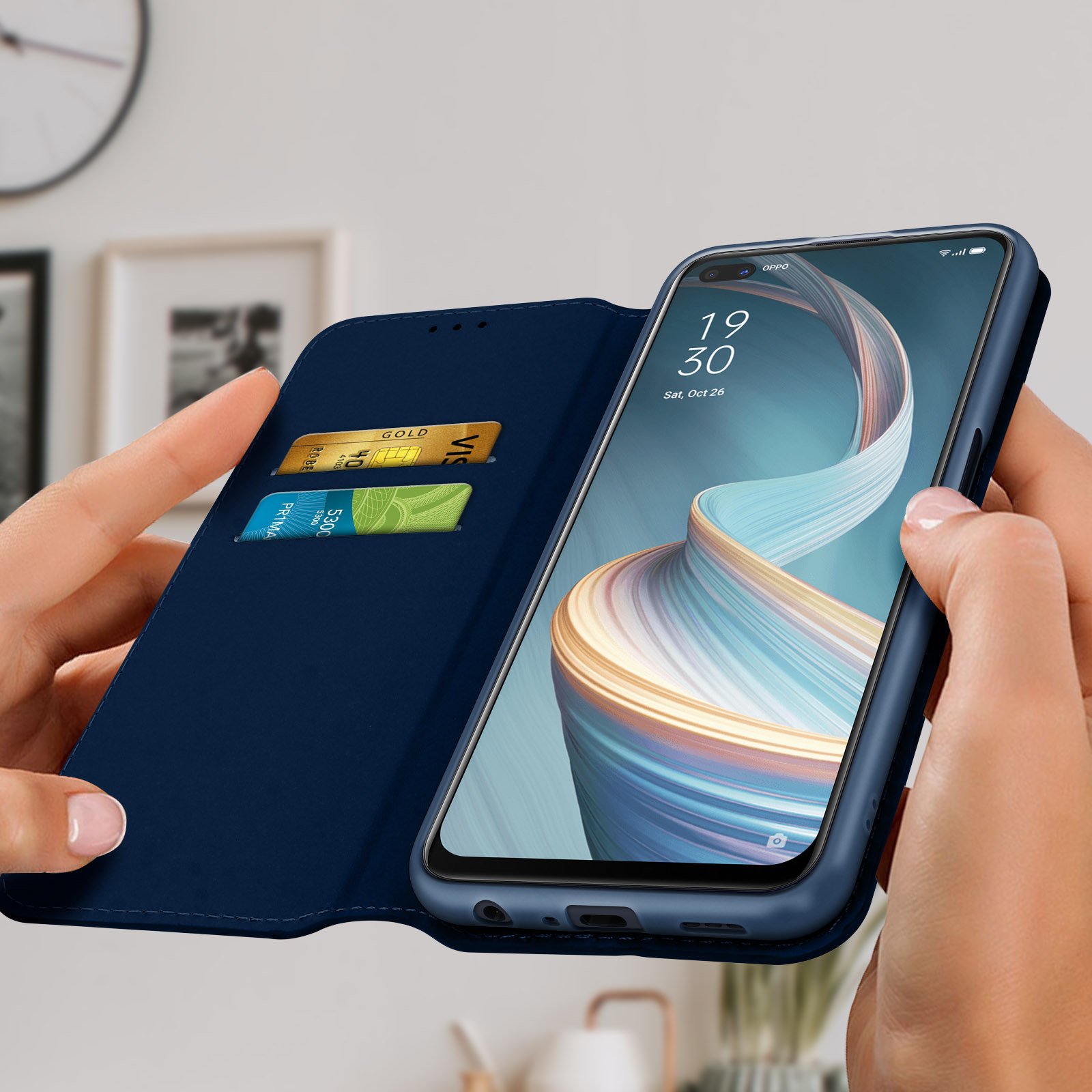 Custodia per telefono blu con carte e telefono, tenuta in mano, che mostra una data sullo schermo.