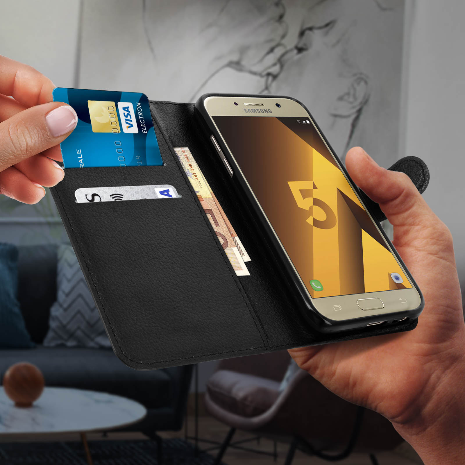 Custodia per telefono con scomparti per carte, con carte e denaro. Una mano tiene il telefono.