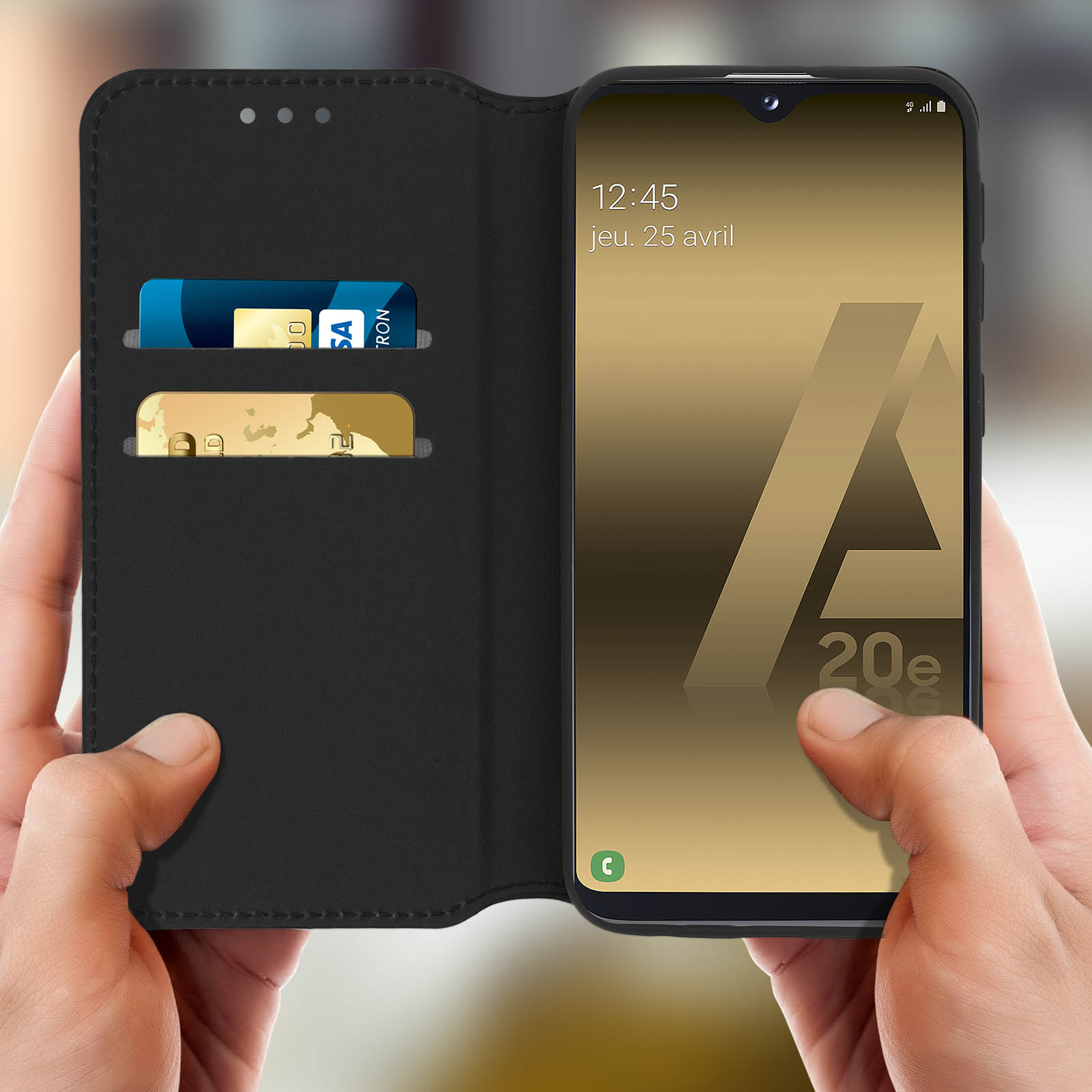 Téléphone dans un étui noir, ouvert. Montre cartes et écran du téléphone.