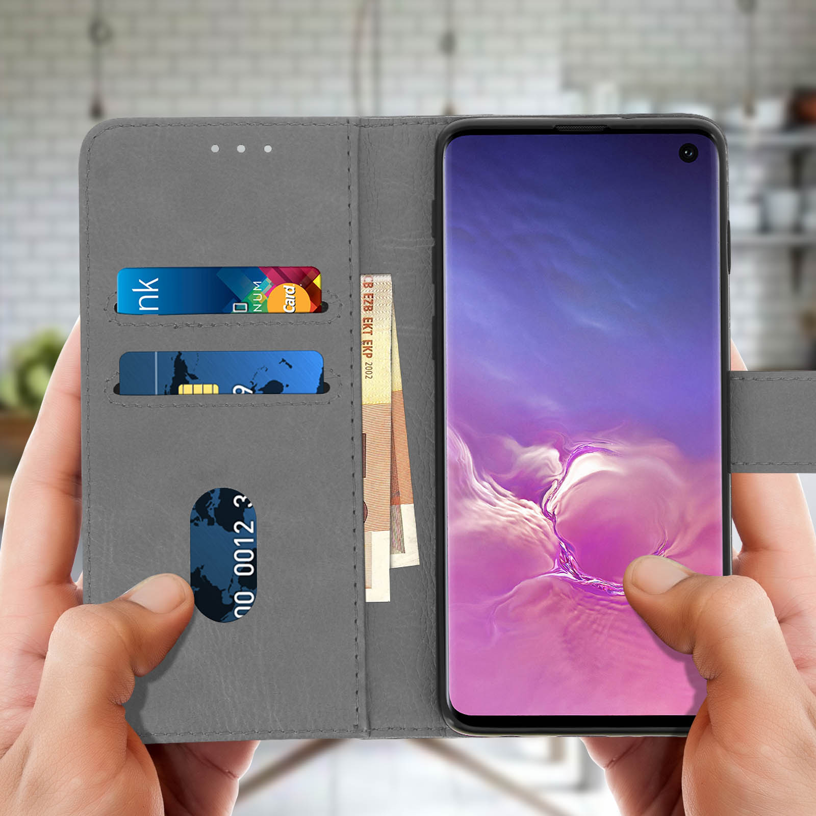 Custodia grigia del telefono aperta, che rivela un telefono e fessure per carte con carte e contanti.