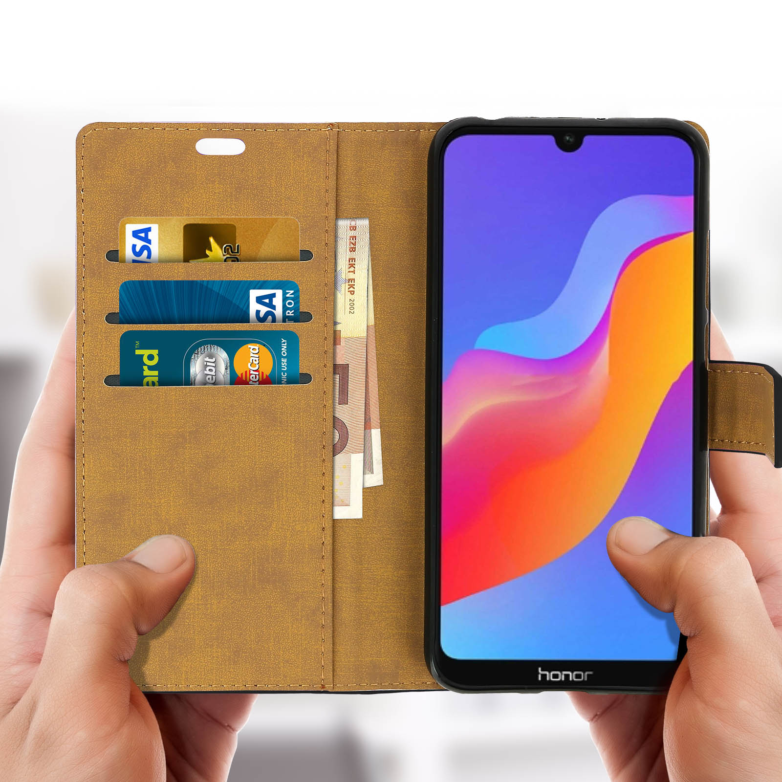 Mani che tengono una custodia per telefono con carte e contanti visibili.