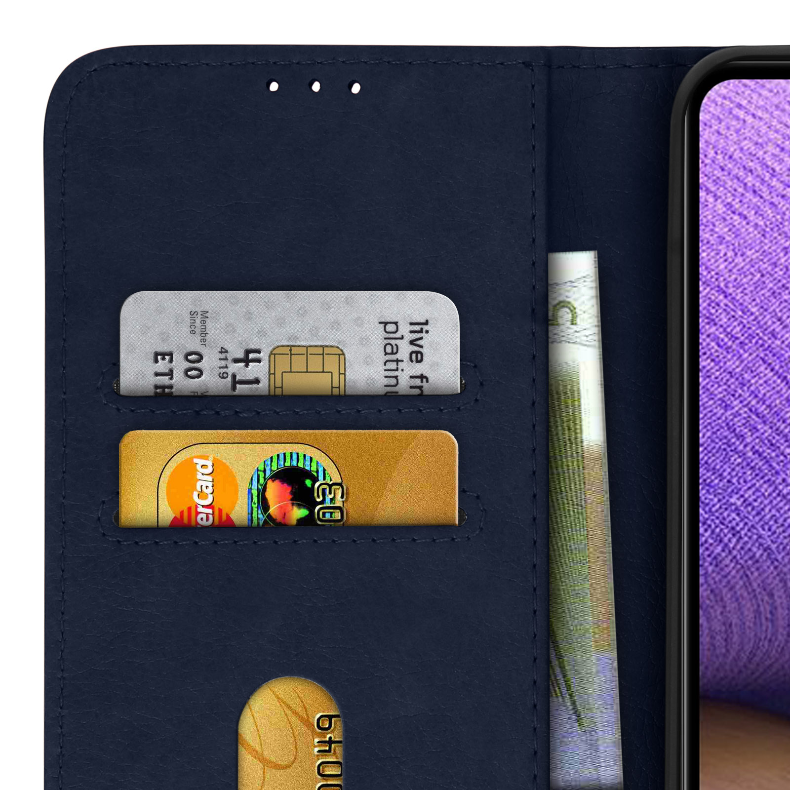 Custodia blu aperta per rivelare fessure per carte e una banconota. Lo sfondo è sfocato.