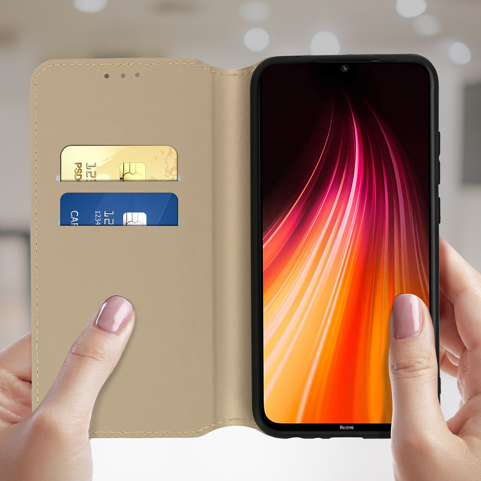 Mani che tengono un telefono in una custodia beige. Le carte di credito sono visibili all'interno della custodia.