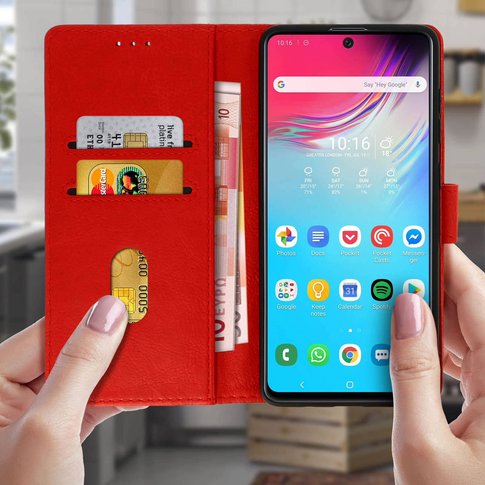 Étui de téléphone rouge ouvert, montrant un téléphone avec des applications, cartes et argent.