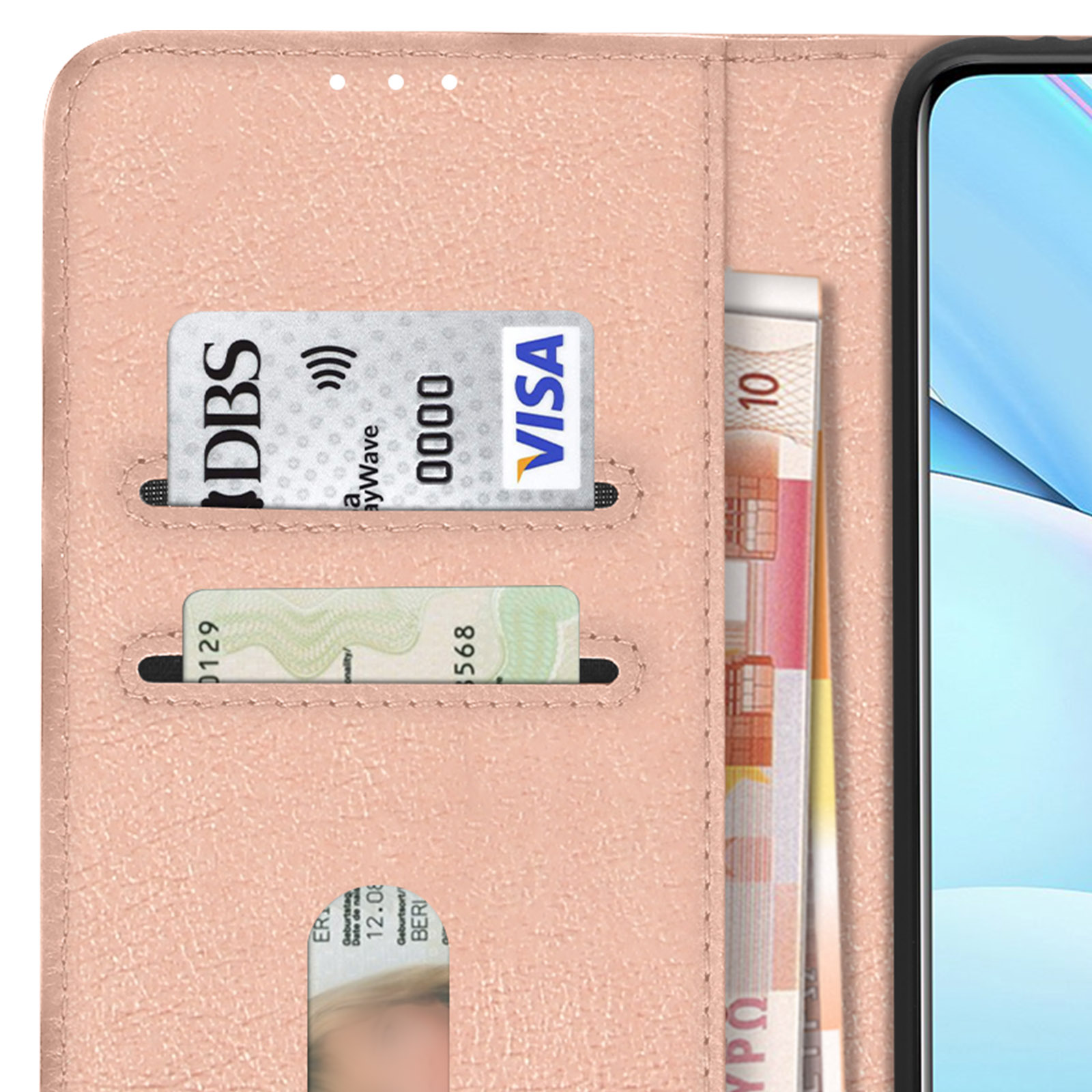 Custodia rosa per telefono, aperta, con fessure per carte di credito e una banconota da dieci euro. Le carte sono negli slot. Il telefono è visibile.