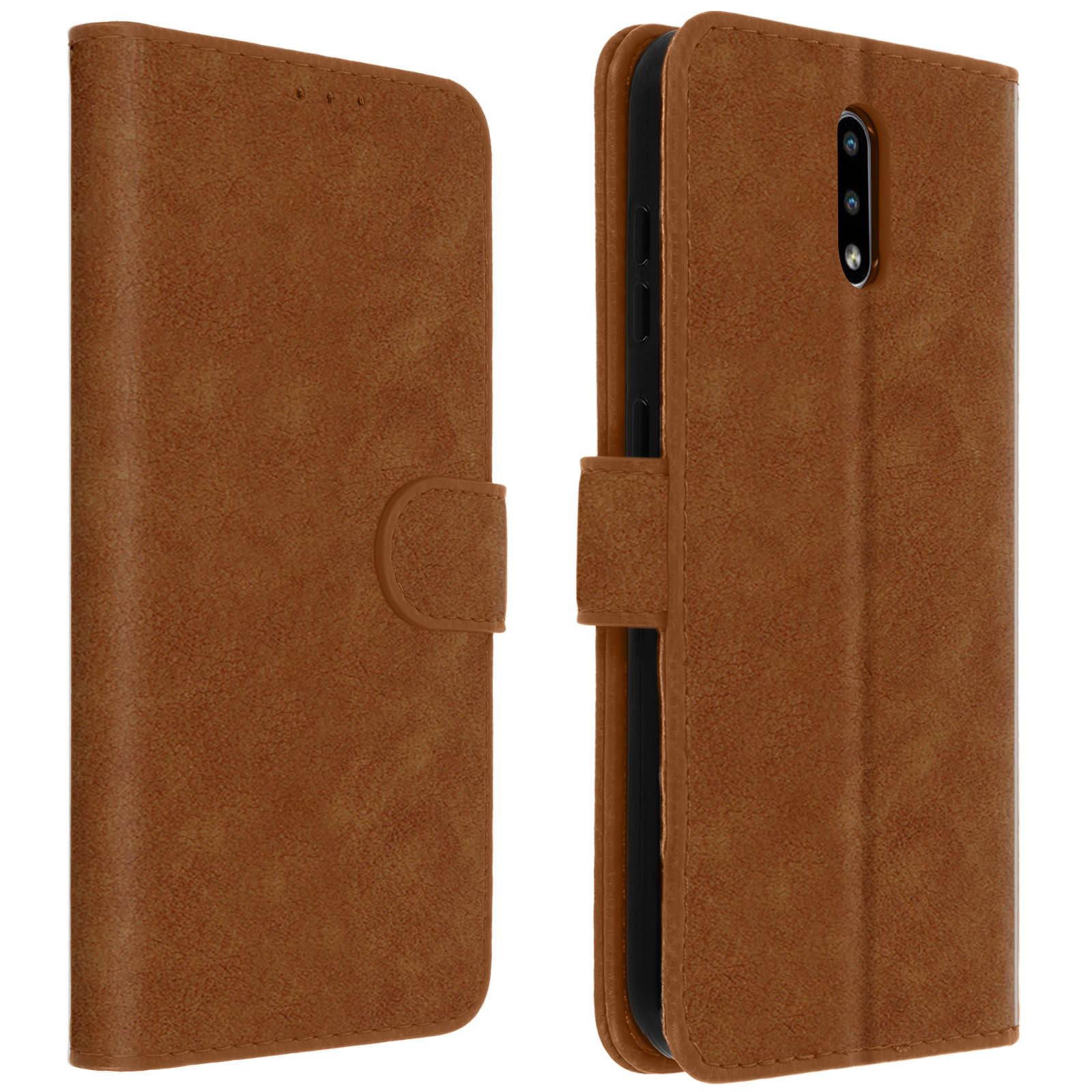 Bruine leren telefoonhoes, open, met knoopsluiting. Zwarte telefoon erin. Witte achtergrond.