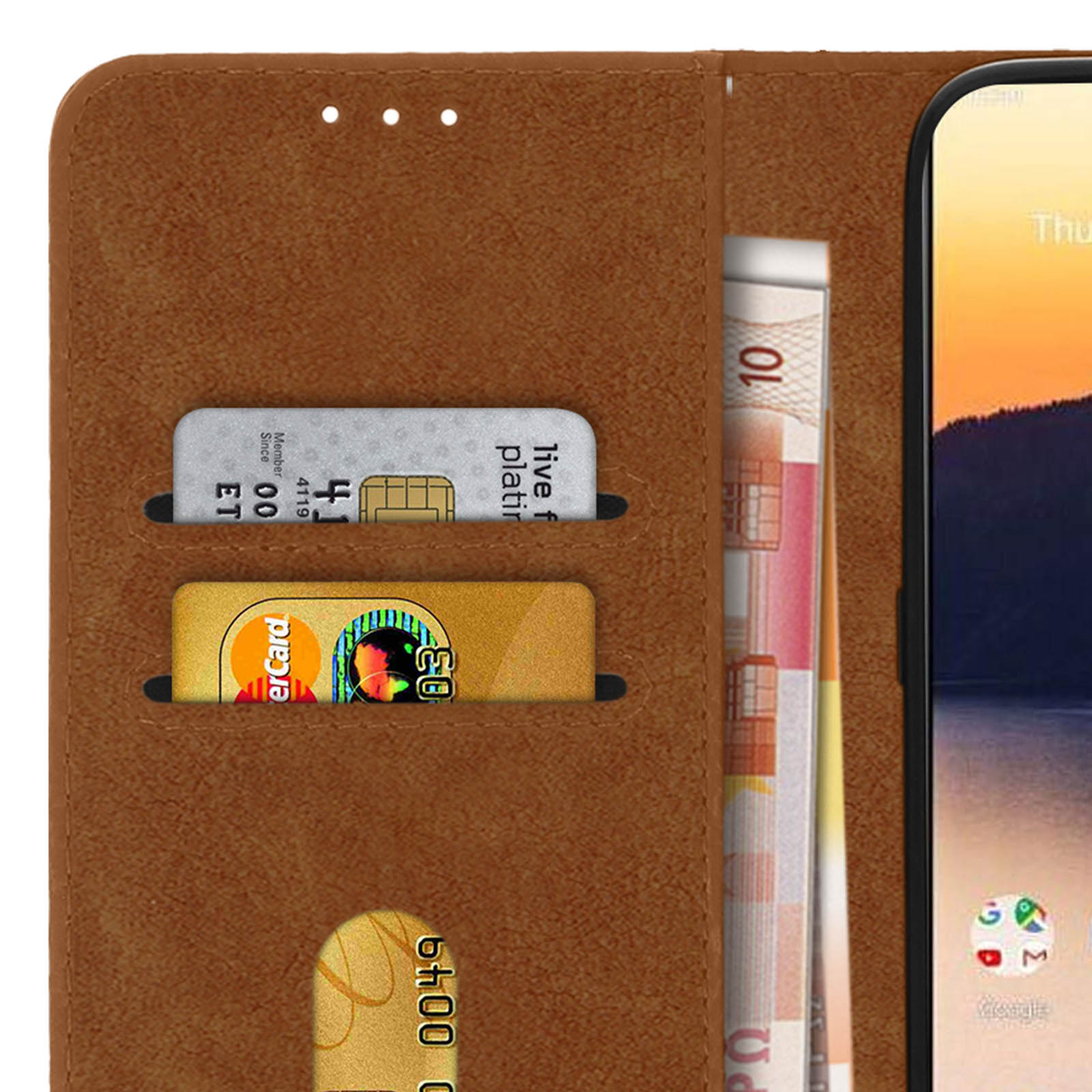 Telefoonhoes met kaarten en geld erin. De hoes is bruin. Een telefoon is zichtbaar.