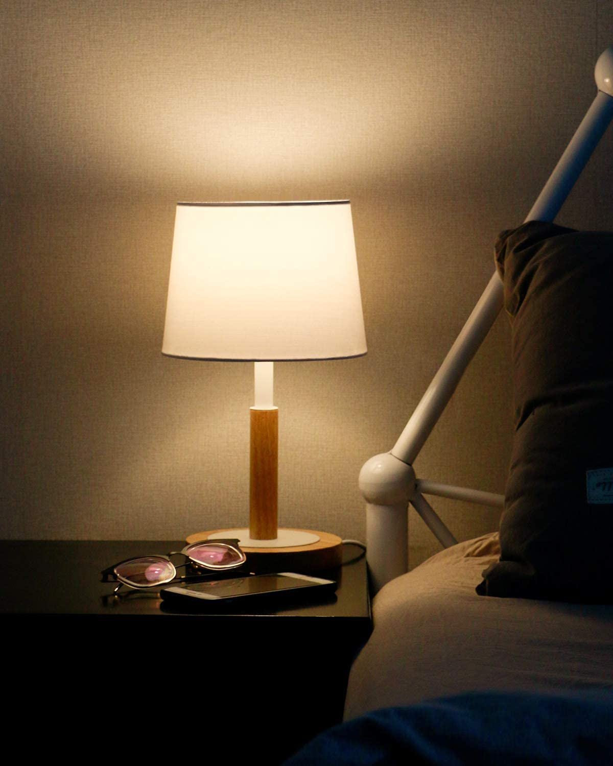 Riserva Nachttischlampe Im Vintage-Design – Weiß, Mit Holzfuß & E27 Fassung – Inkl. Schalter, 1,8 M Kabel