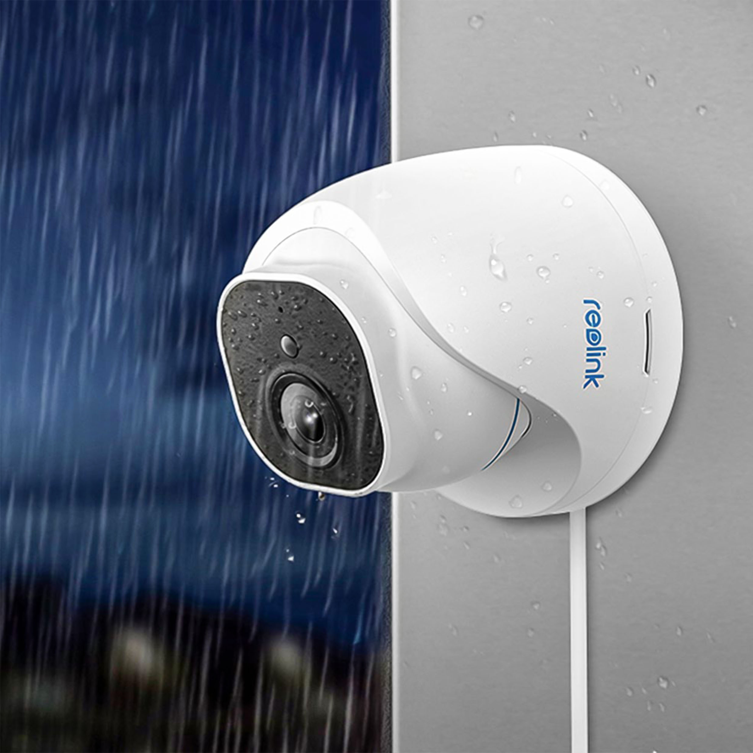 Biała kamera bezpieczeństwa zamontowana na ścianie, z efektem deszczu.