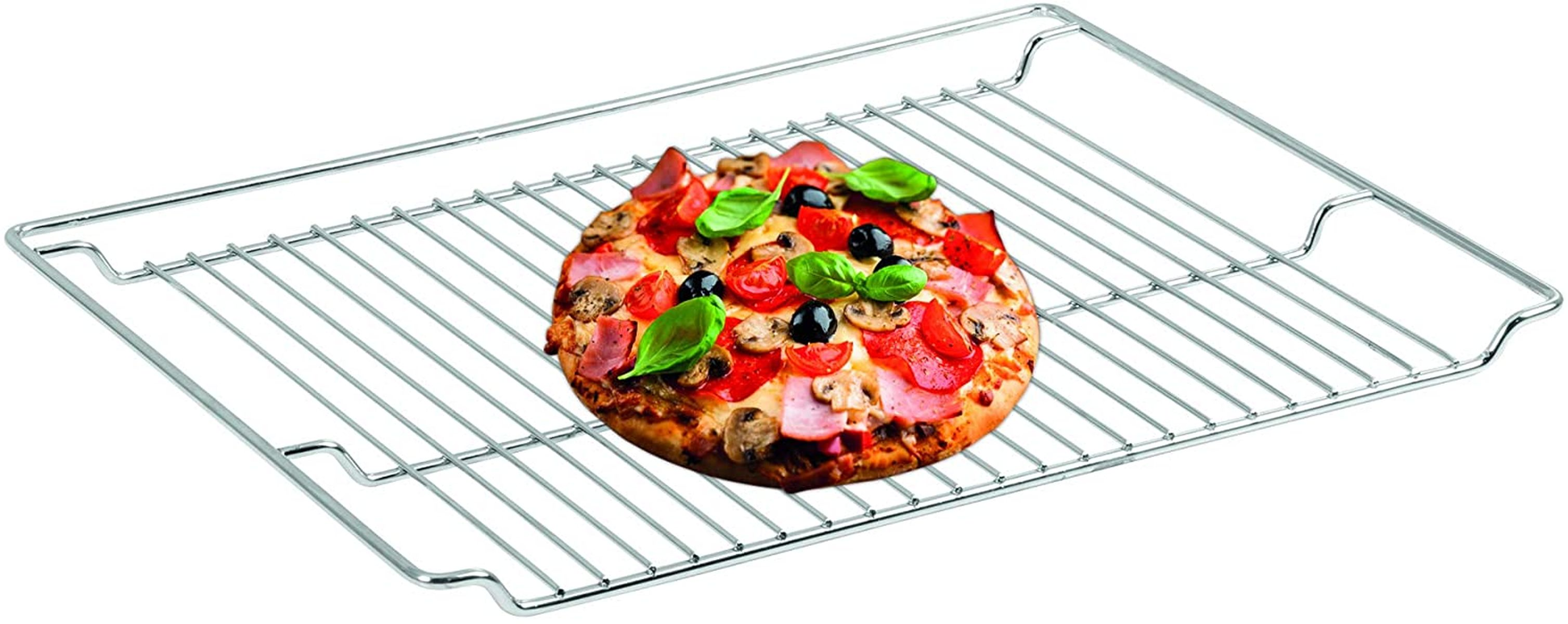 Eine gebackene Pizza mit Belägen auf einem Metallrost vor weißem Hintergrund.
