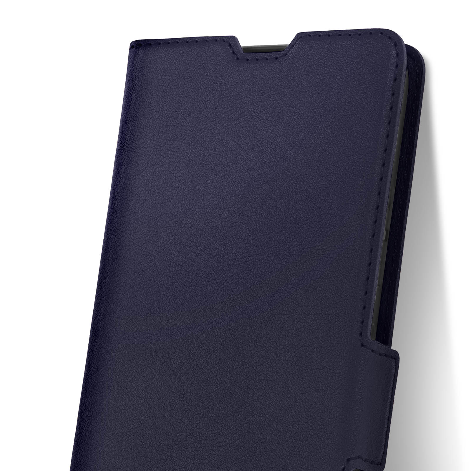 Primo piano di una custodia per telefono blu scuro, vista angolata su bianco.