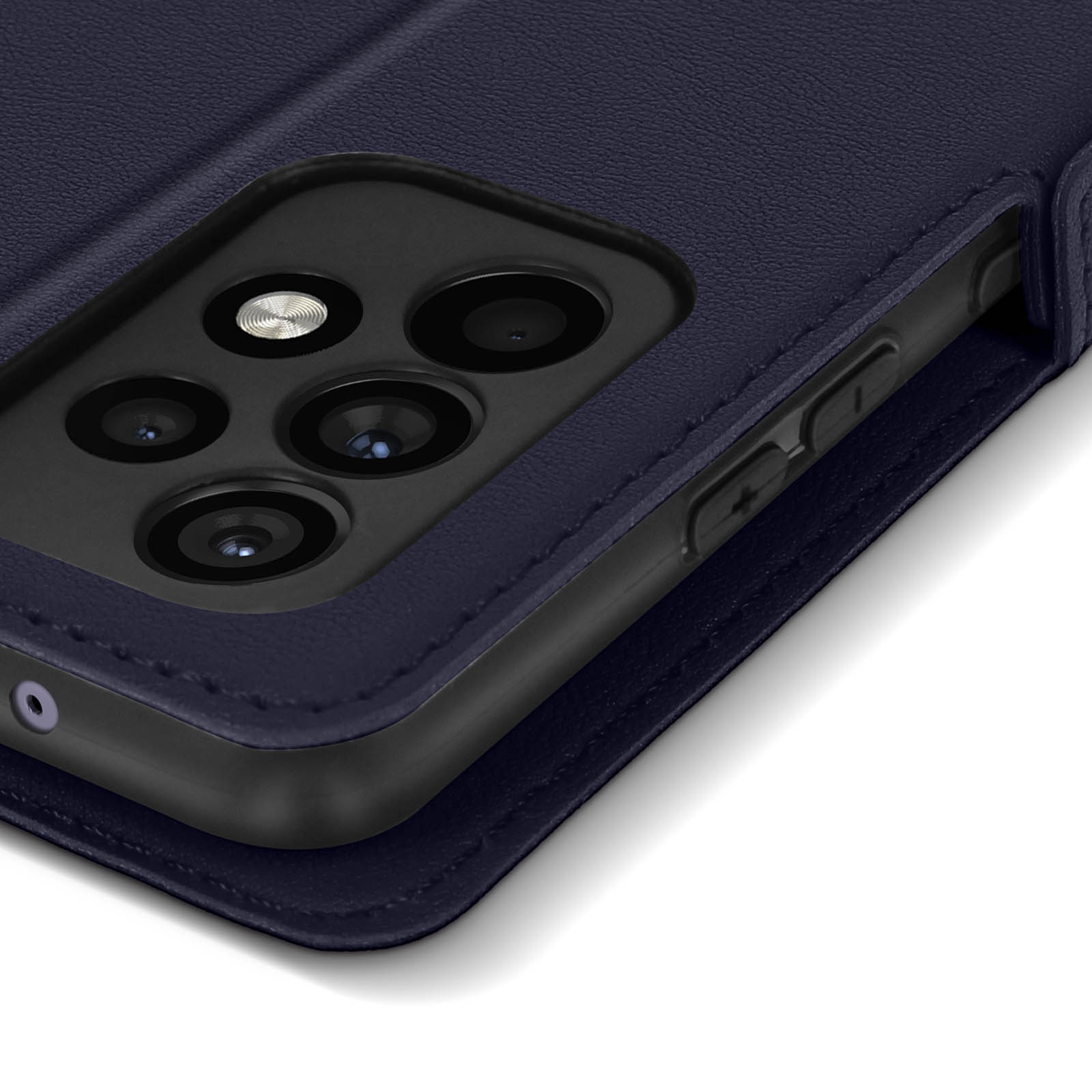 Primo piano di un telefono in una custodia blu, che mostra lenti e pulsanti della fotocamera.