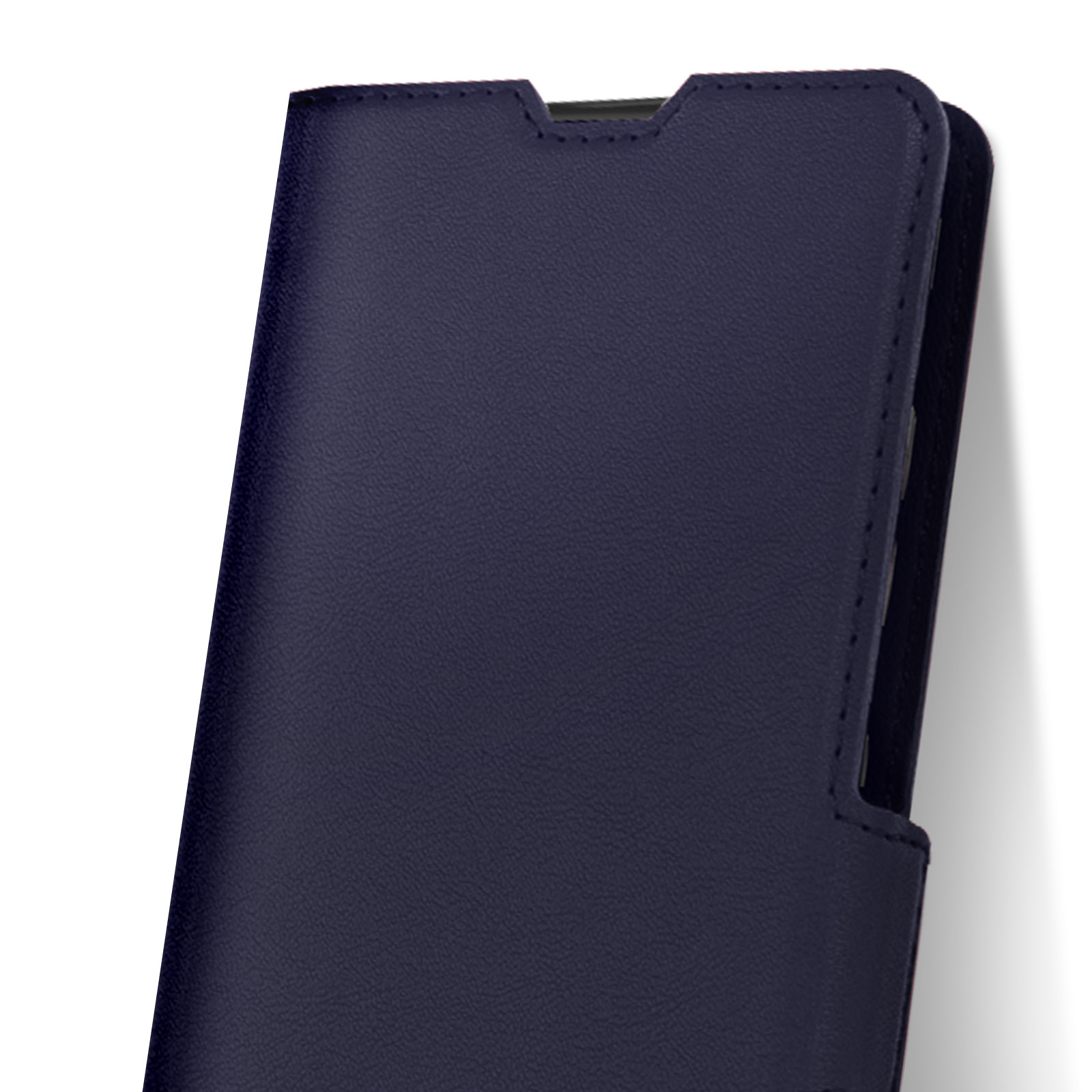 Primo piano di una custodia per telefono blu navy con texture liscia in pelle.