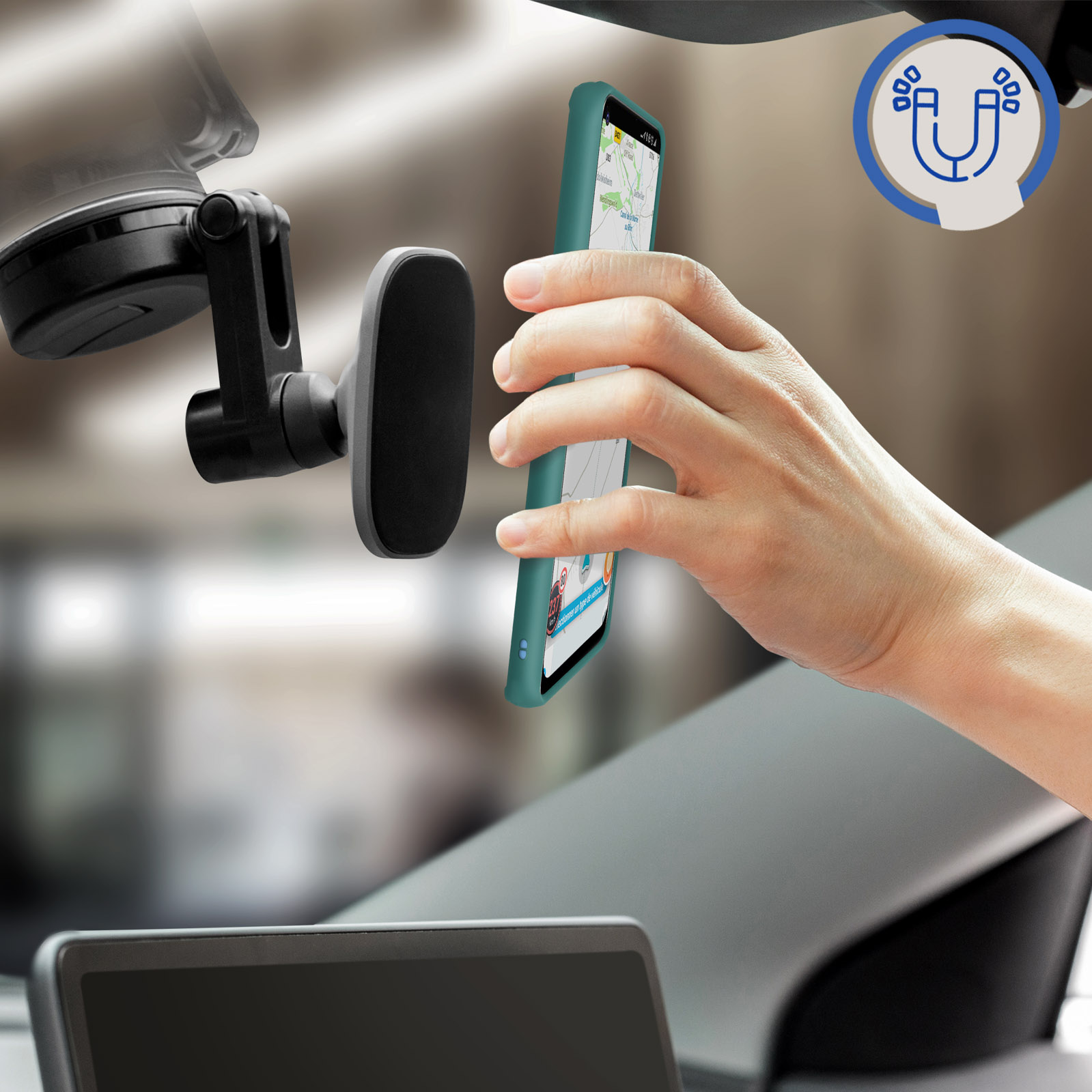 Mano che posiziona il telefono su supporto magnetico per auto, con grafica magnete blu.