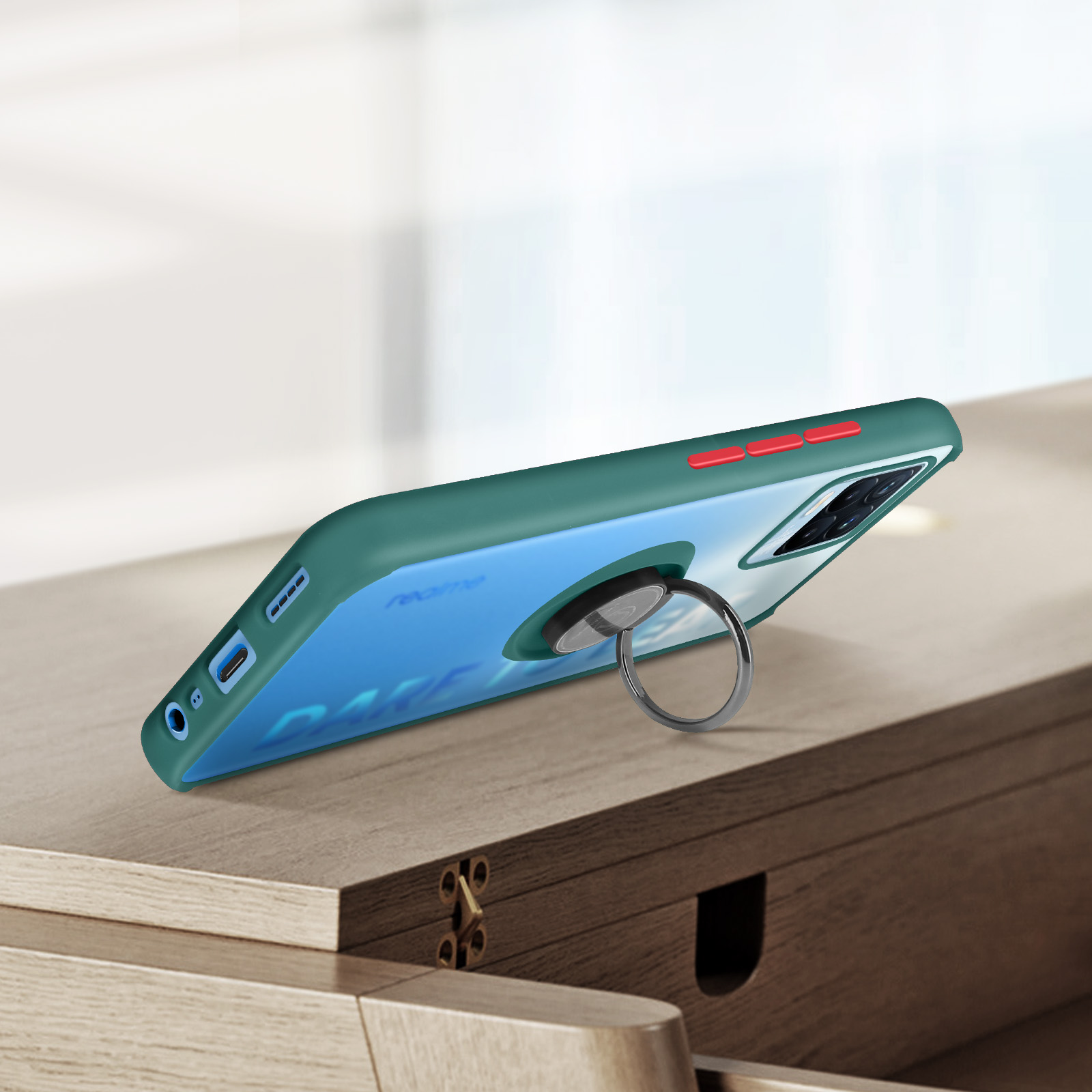 Custodia verde con anello su superficie in legno.