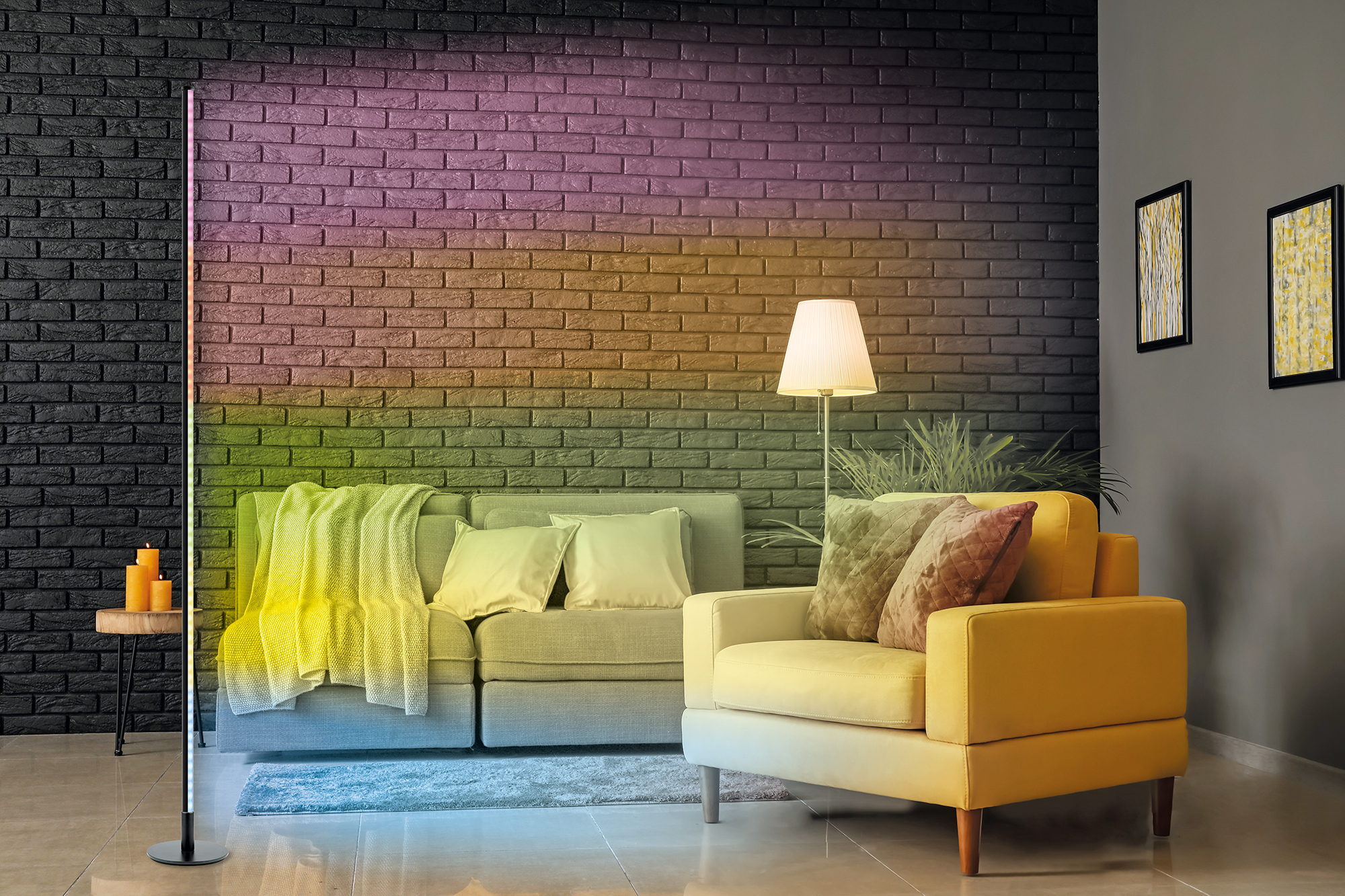 Ein modernes Wohnzimmer mit einer Stehlampe, die eine Farbgradienten ausstrahlt. Ein Sofa und ein Sessel sind zu sehen.