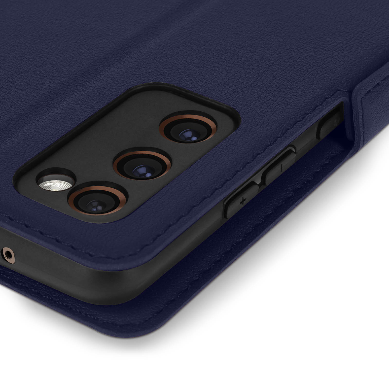 Primo piano di una custodia blu navy con telefono. Fotocamera e pulsanti visibili.