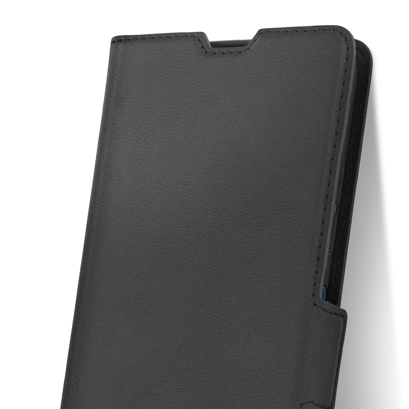 Primo piano di una custodia per telefono in pelle nera. La custodia è chiusa, che mostra i dettagli anteriori e laterali.