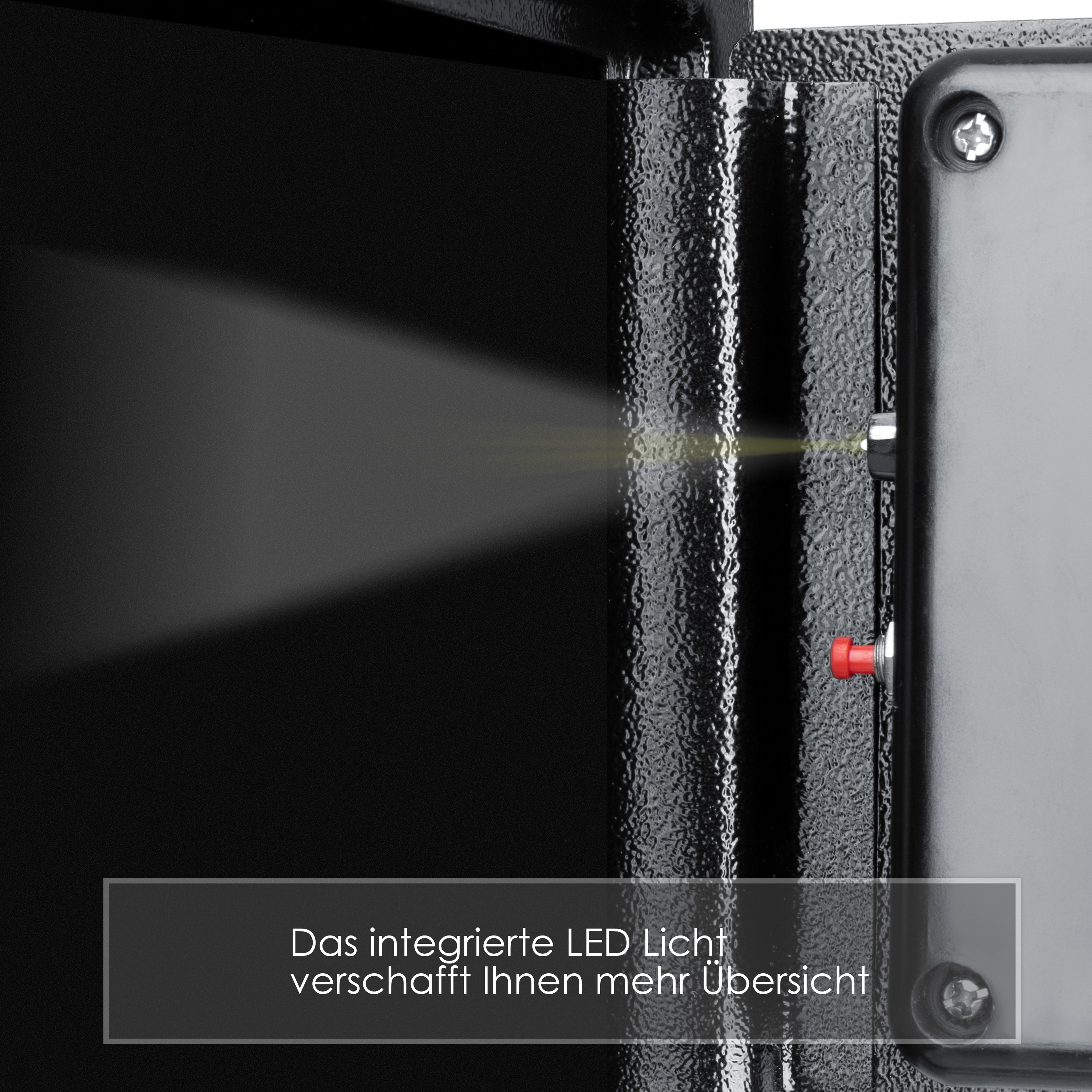 Gros plan de l'intérieur d'un coffre-fort noir. La lumière LED vive illumine l'intérieur.