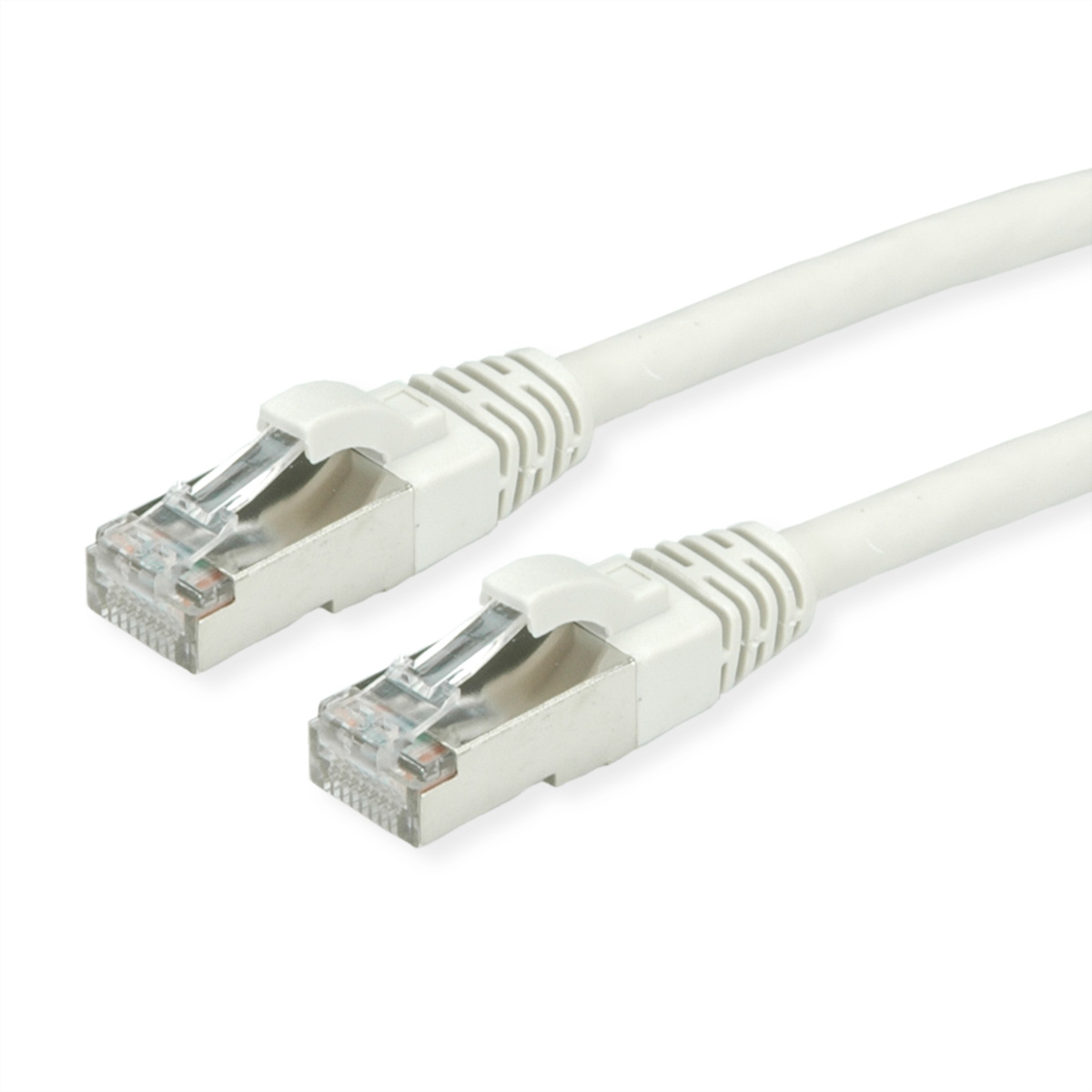 Een witte Ethernet-kabel met twee connectoren, geïsoleerd op een witte achtergrond.
