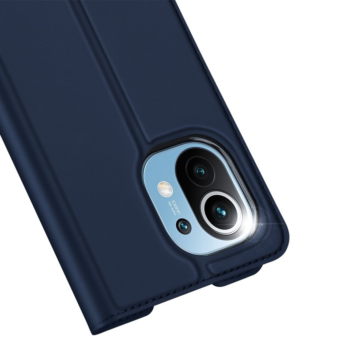 Nahaufnahme einer blauen Handyhülle mit Kameramodul, die das Telefon teilweise bedeckt.
